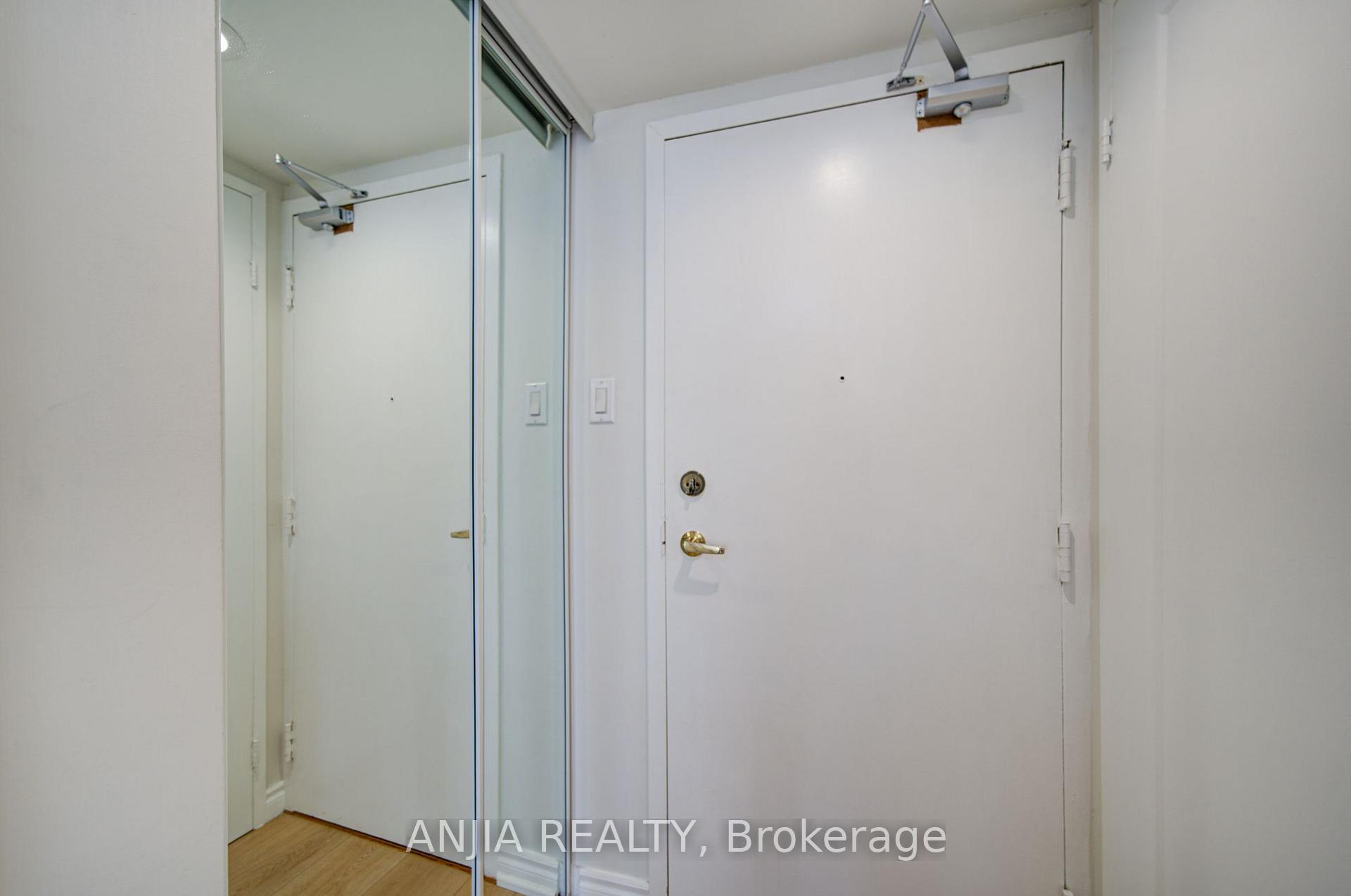 Photo 9 of Unit 912, 633 Bay Street, Toronto, Bay Street Corridor — HOMEH