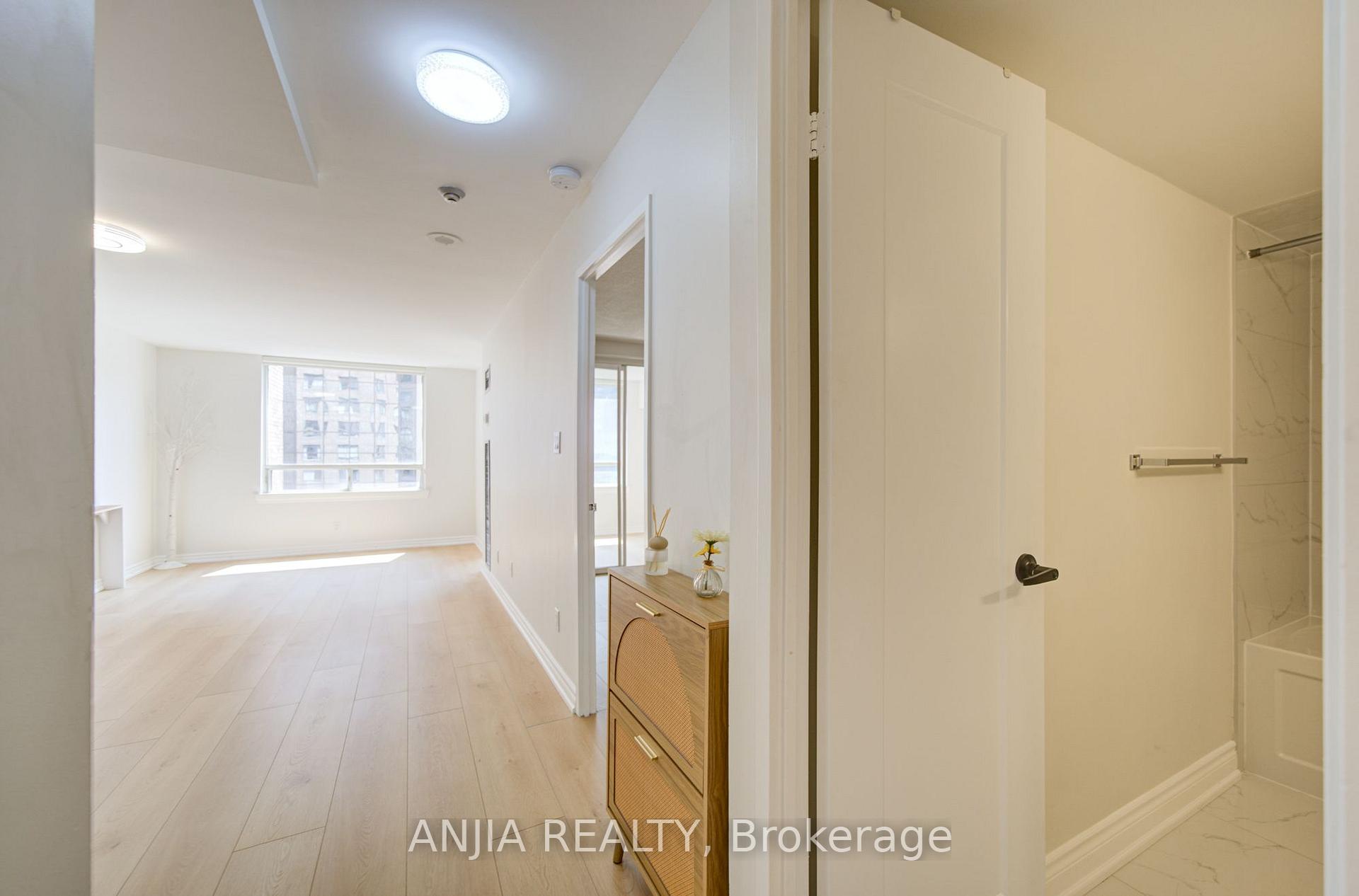 Photo 10 of Unit 912, 633 Bay Street, Toronto, Bay Street Corridor — HOMEH