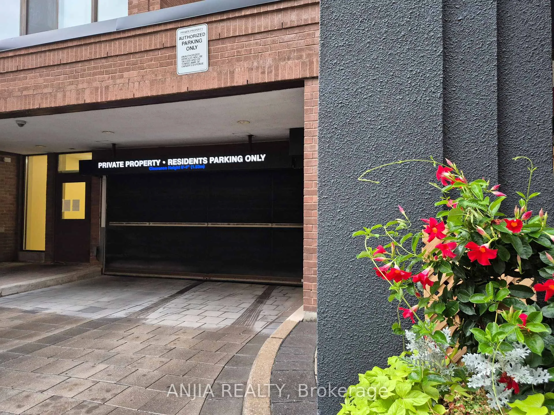 Photo 5 of Unit 912, 633 Bay Street, Toronto, Bay Street Corridor — HOMEH