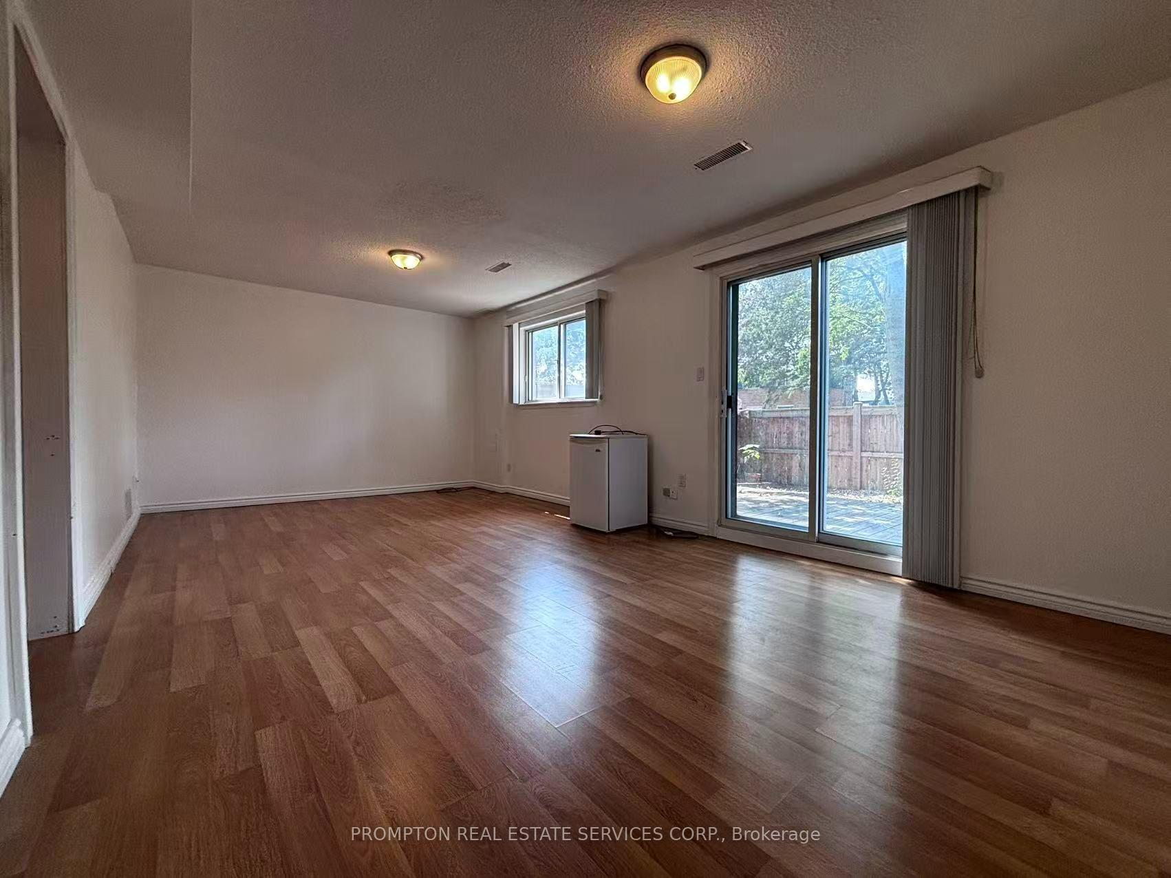 Photo 2 of 22 Poplar Crescent, Aurora, Aurora Highlands — HOMEH