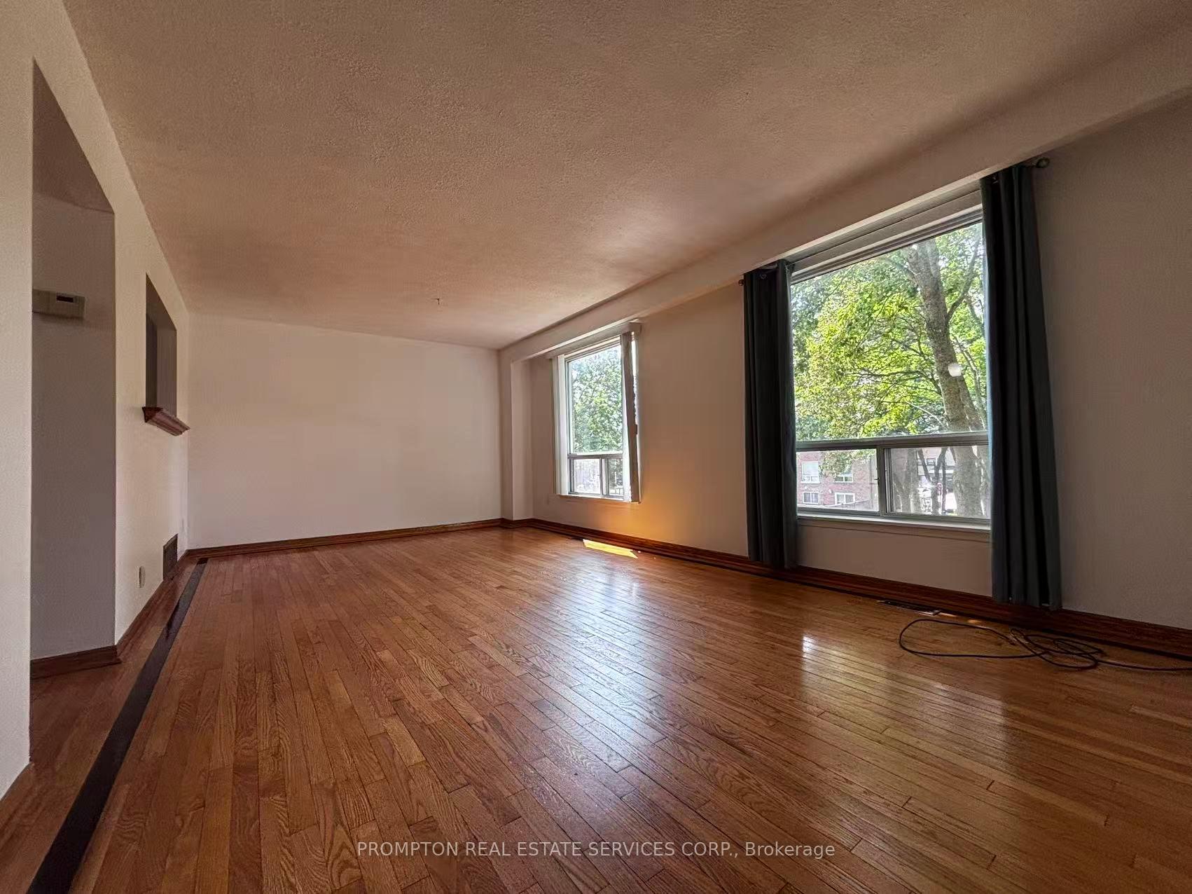Photo 8 of 22 Poplar Crescent, Aurora, Aurora Highlands — HOMEH