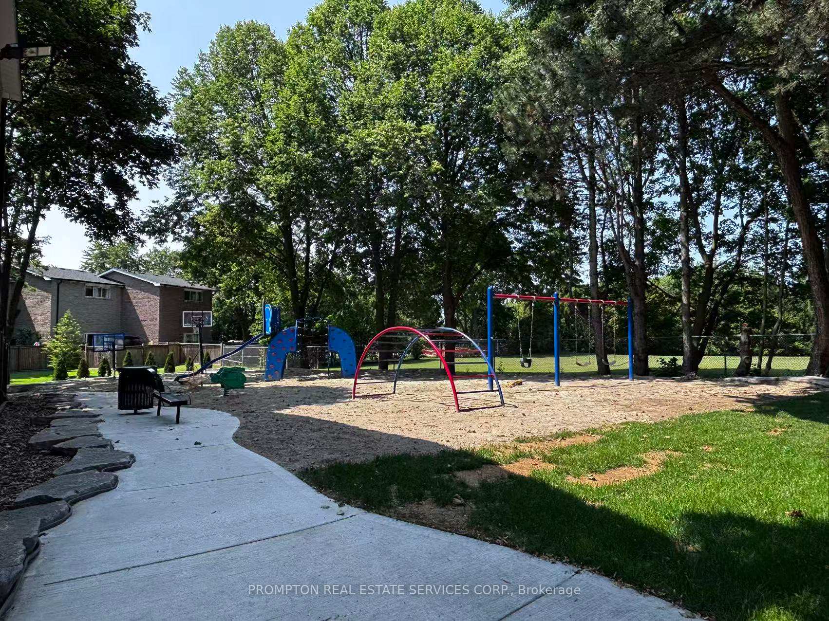 Photo 3 of 22 Poplar Crescent, Aurora, Aurora Highlands — HOMEH