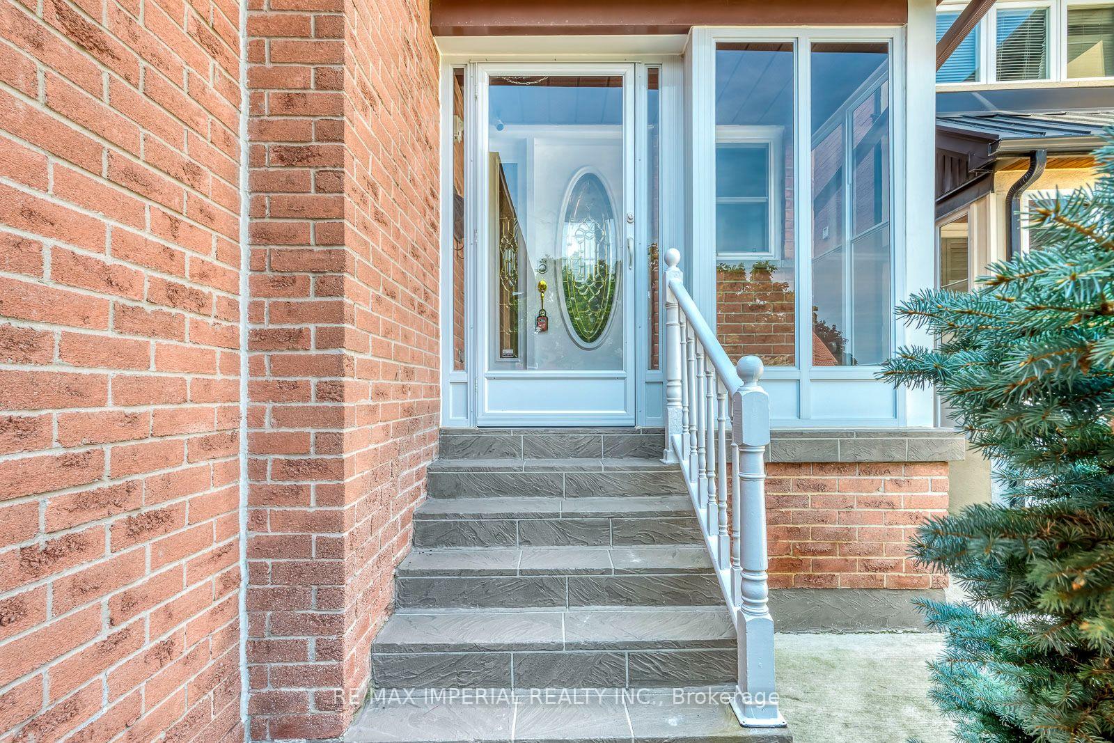 Photo 3 of 4303 Mayflower Drive, Mississauga, Hurontario — HOMEH