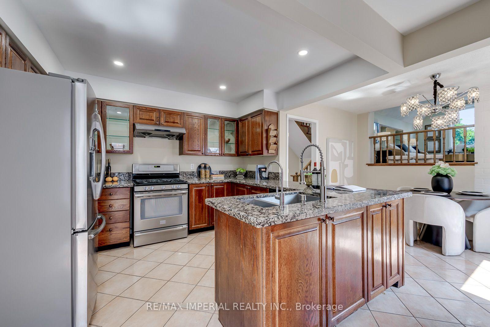 Photo 13 of 4303 Mayflower Drive, Mississauga, Hurontario — HOMEH