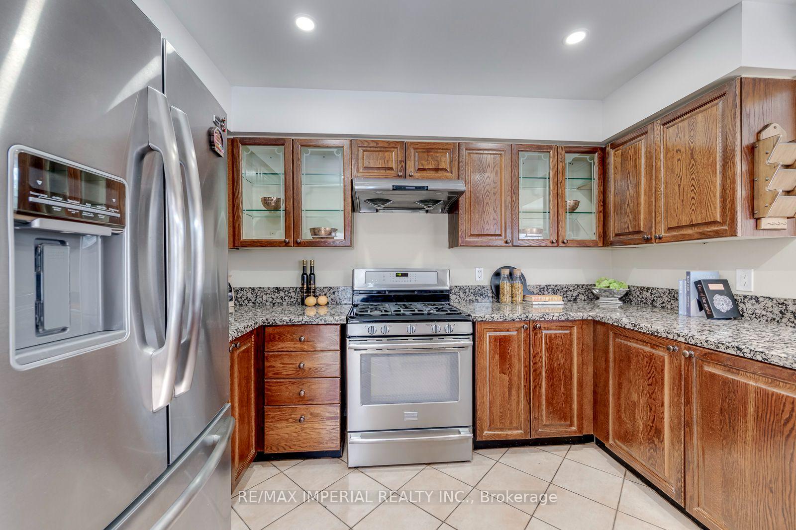 Photo 14 of 4303 Mayflower Drive, Mississauga, Hurontario — HOMEH