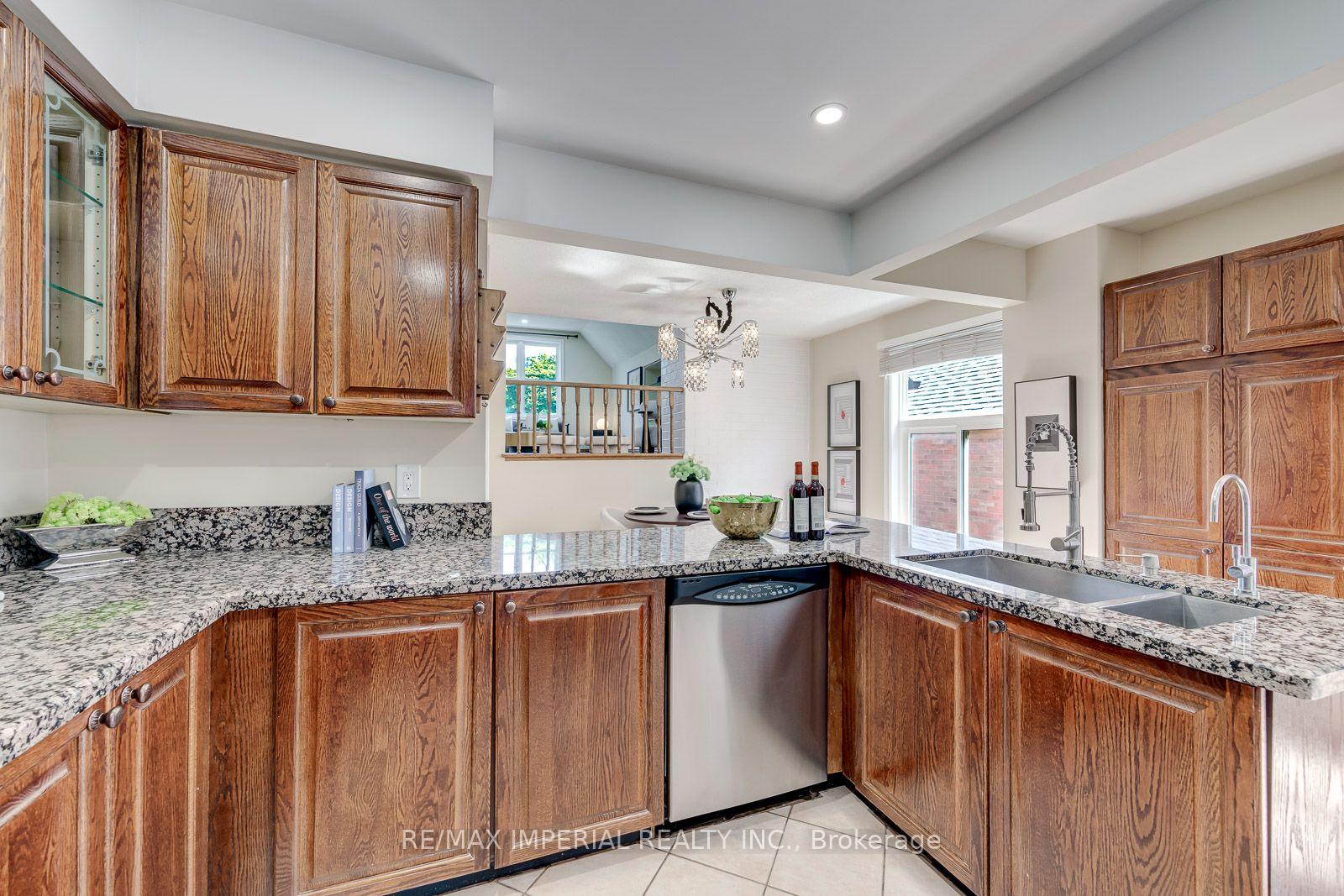Photo 15 of 4303 Mayflower Drive, Mississauga, Hurontario — HOMEH