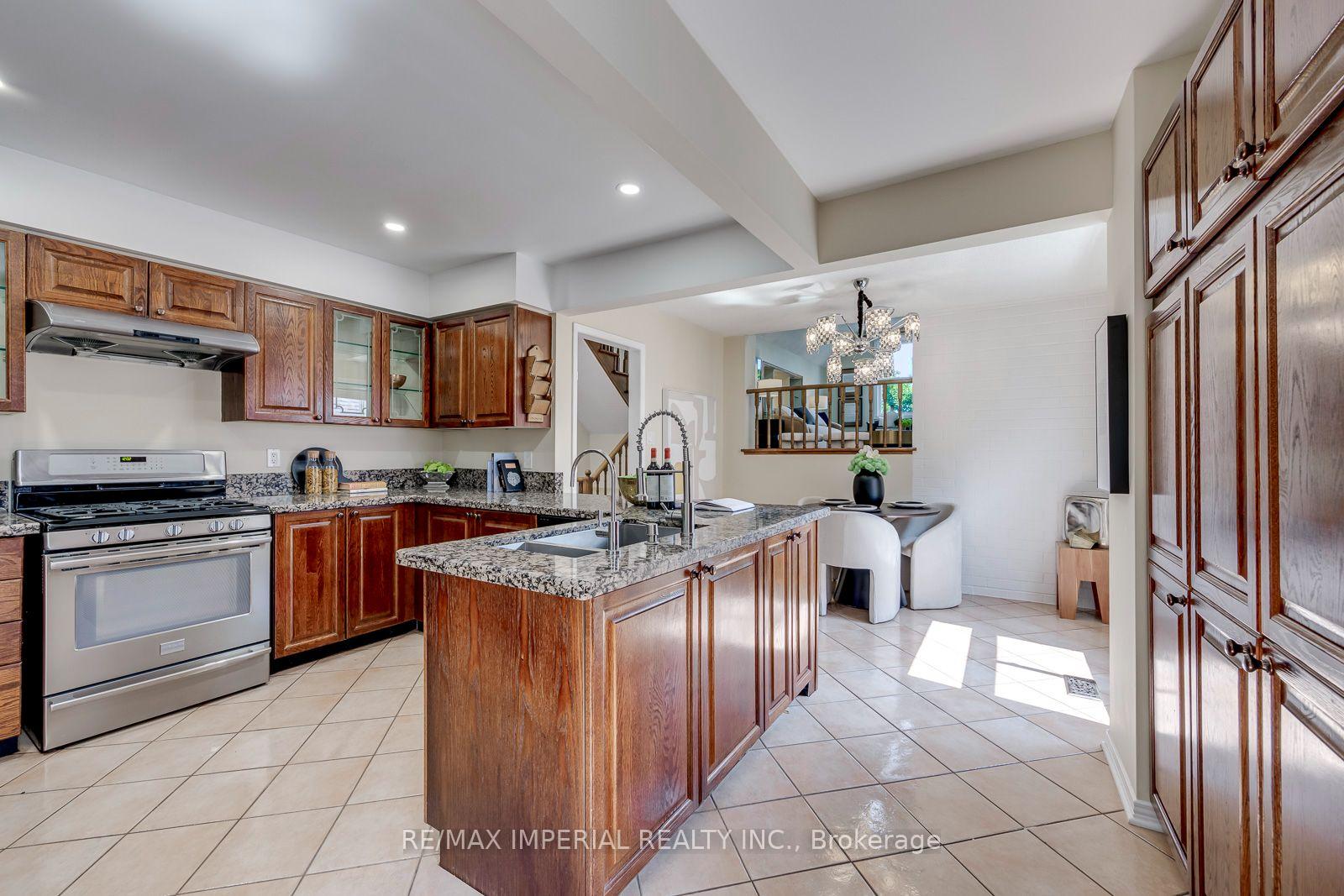 Photo 16 of 4303 Mayflower Drive, Mississauga, Hurontario — HOMEH