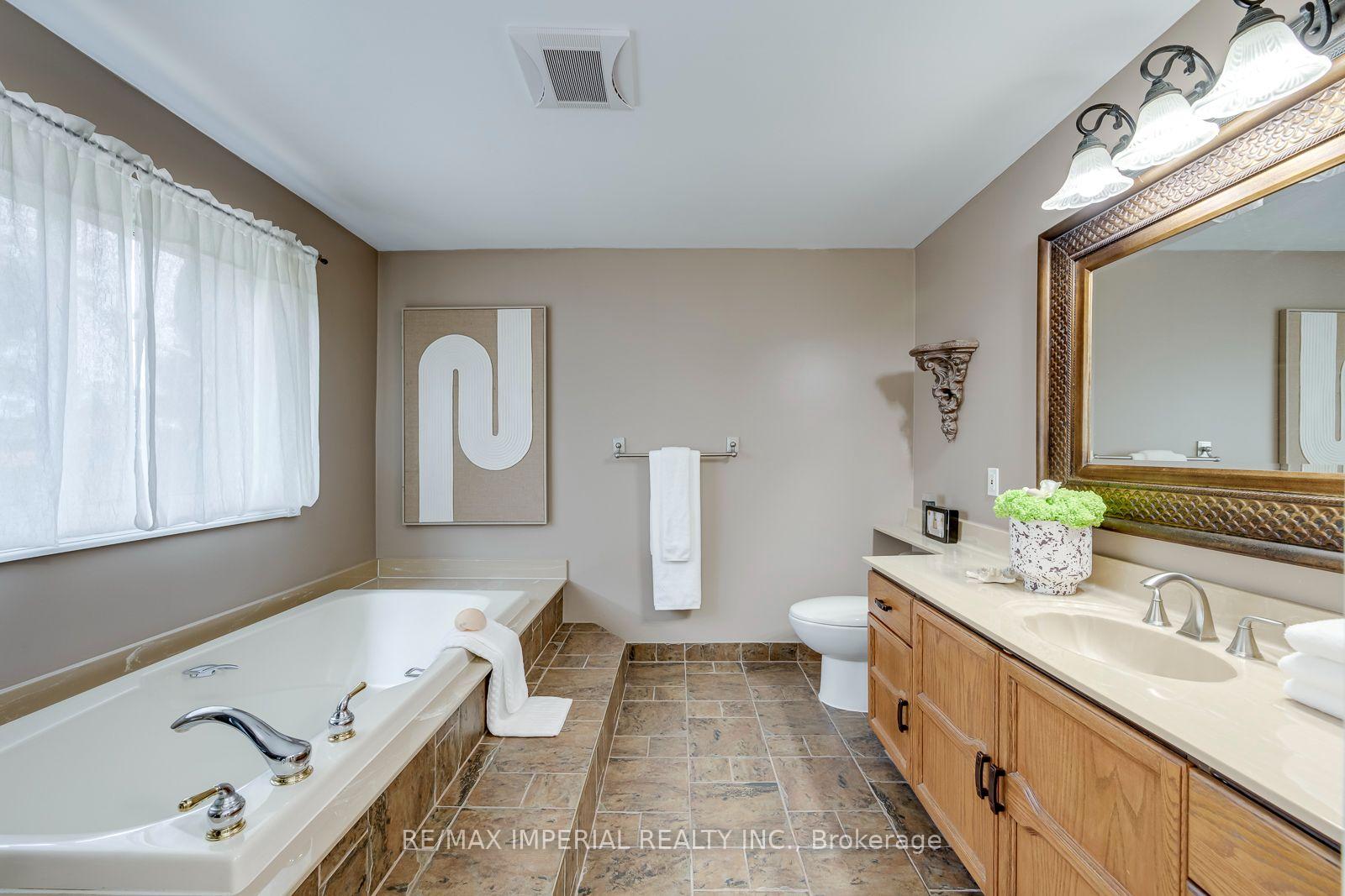 Photo 30 of 4303 Mayflower Drive, Mississauga, Hurontario — HOMEH