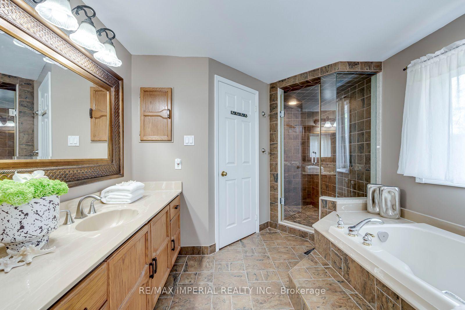 Photo 31 of 4303 Mayflower Drive, Mississauga, Hurontario — HOMEH