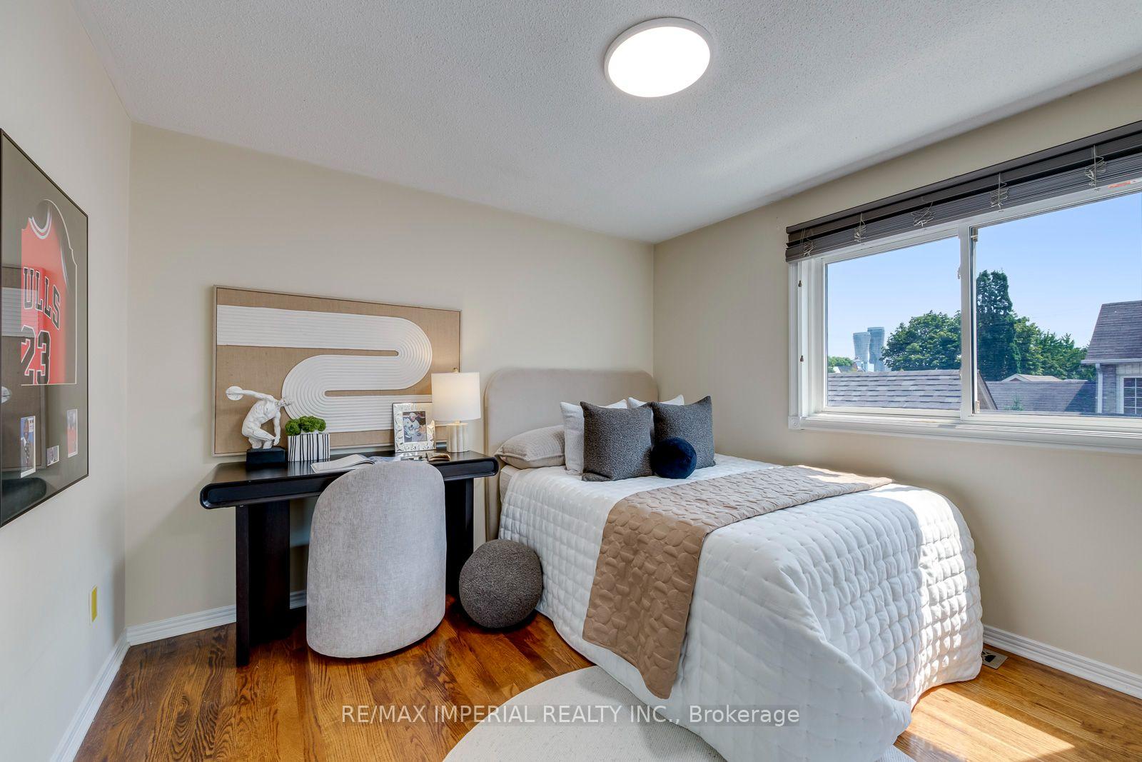 Photo 33 of 4303 Mayflower Drive, Mississauga, Hurontario — HOMEH