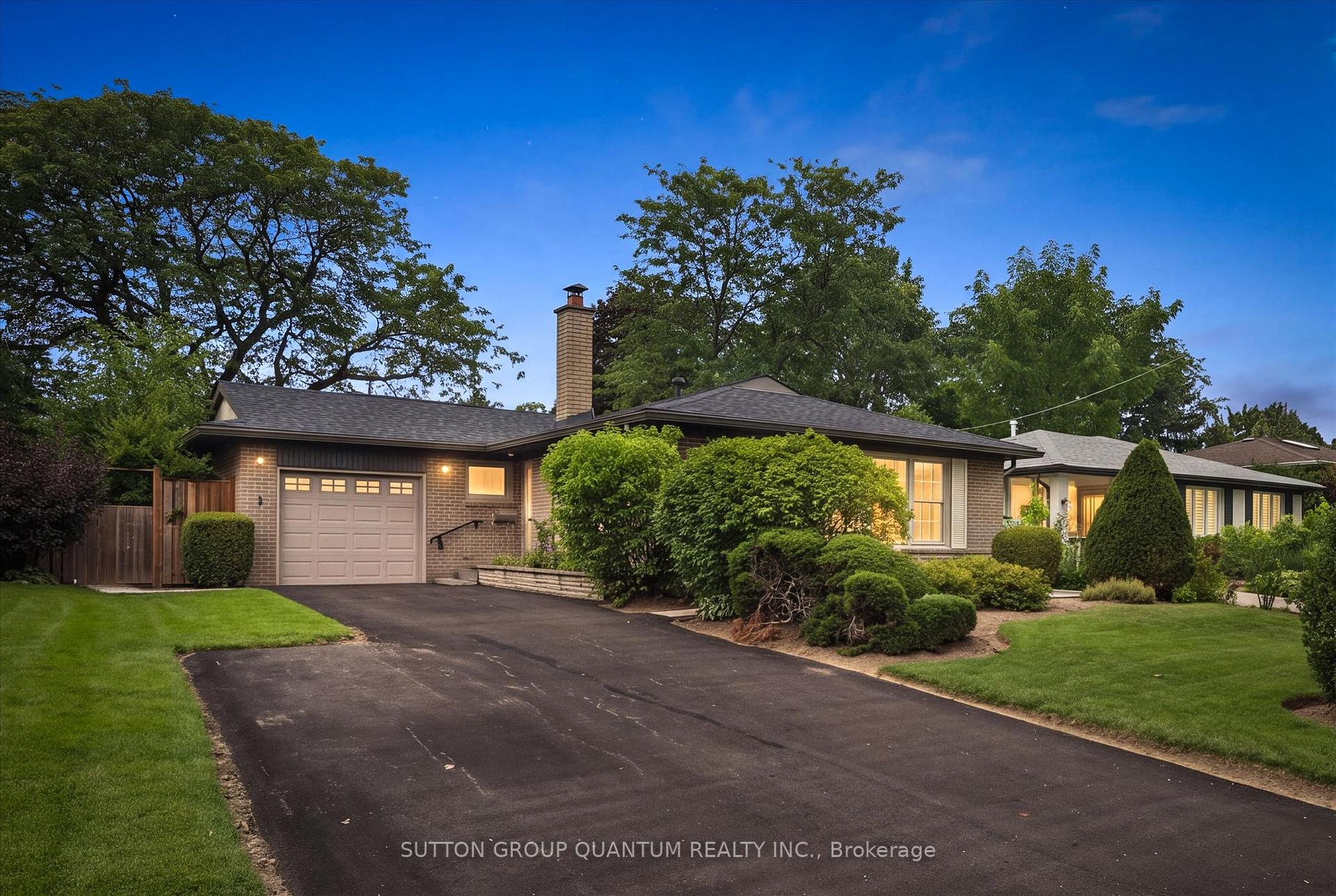 Photo 2 of 1027 Argus Drive, Mississauga, Applewood — HOMEH