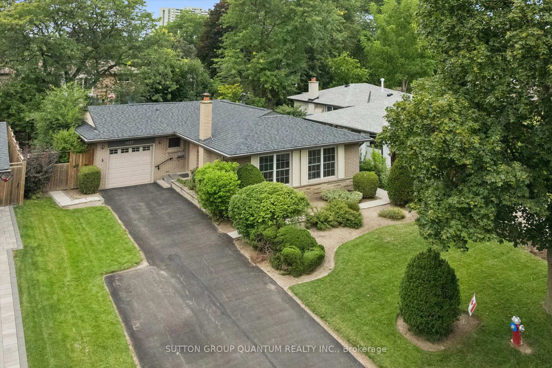 Photo 3 of 1027 Argus Drive, Mississauga, Applewood — HOMEH