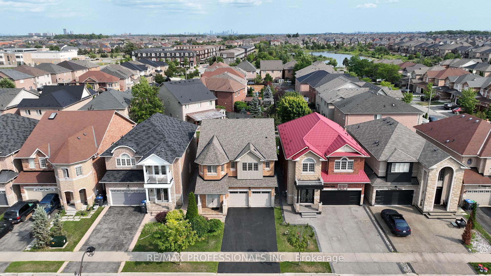 Photo 2 of 7 Iverson Drive, Brampton, Credit Valley — HOMEH