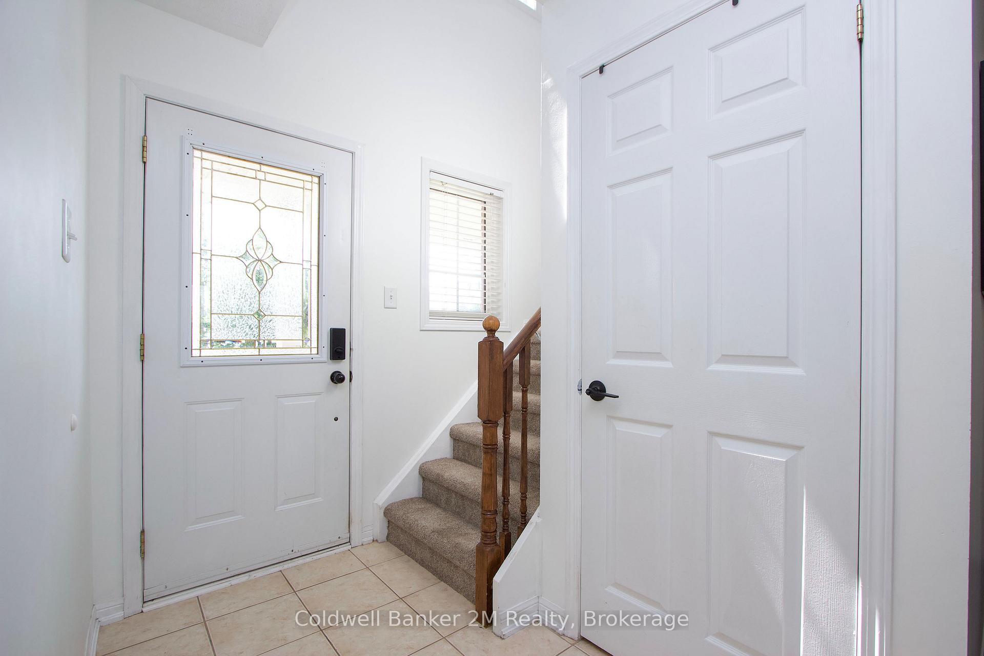 Photo 4 of 10 Eldad Drive, Clarington, Bowmanville — HOMEH