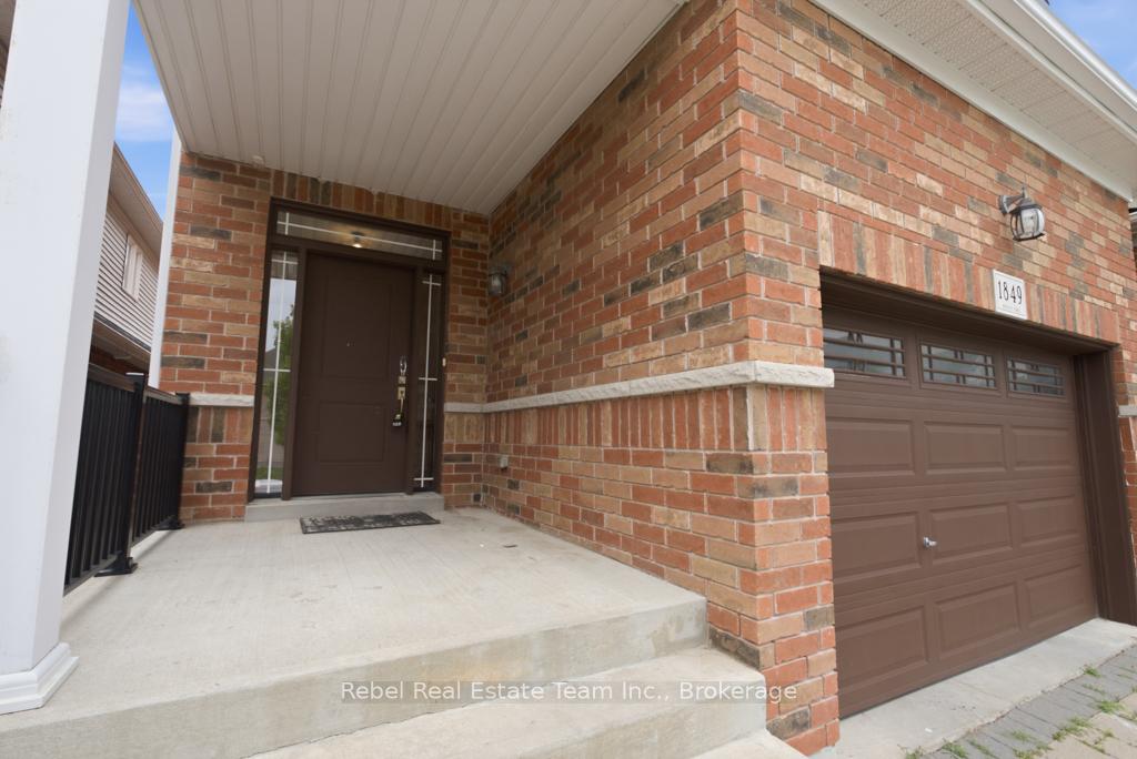 Photo 3 of 1849 Silverstone Crescent, Oshawa, Samac — HOMEH