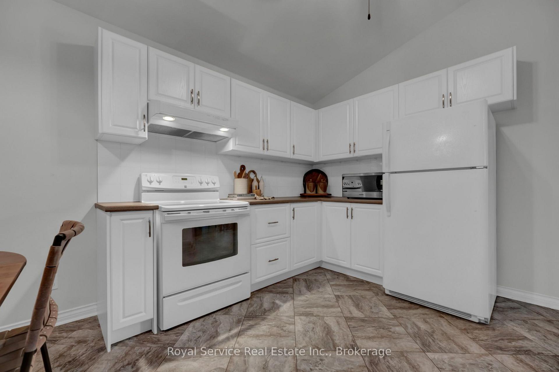 Photo 17 of 33 Mallory Street, Clarington, Courtice — HOMEH