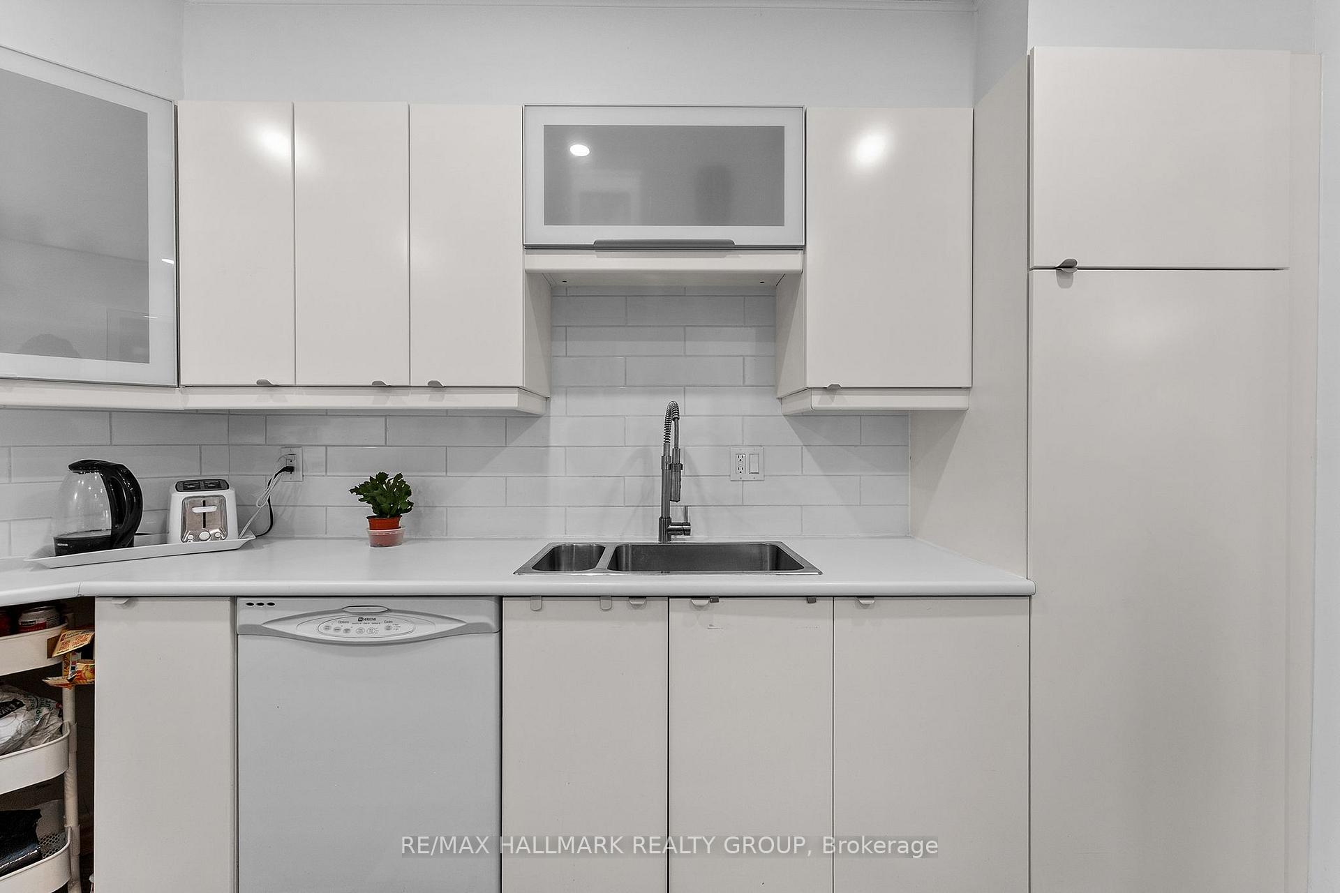 Photo 13 of 1446 Deavy Way, Ottawa, Bilberry Creek/Queenswood Heights — HOMEH