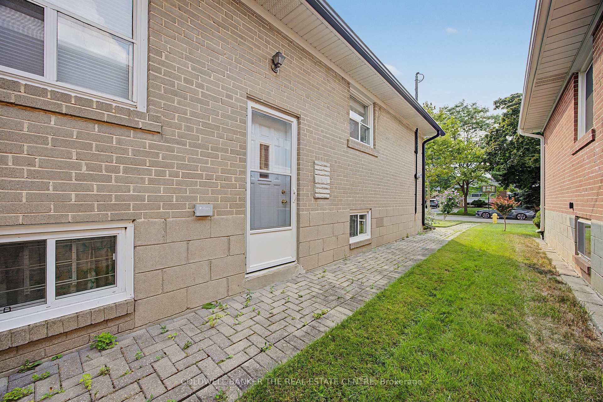 Photo 3 of 33 Danish Crescent, Etobicoke, Eringate-Centennial-West Deane — HOMEH