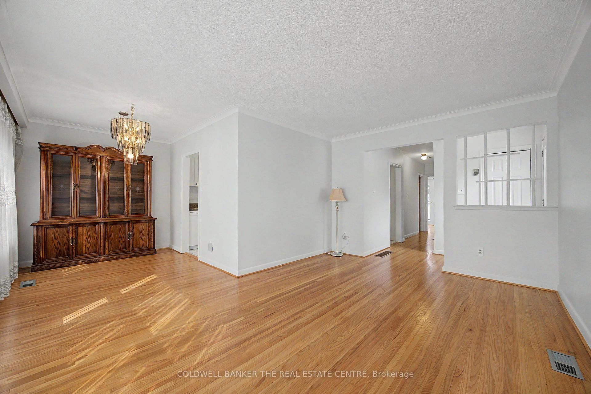 Photo 15 of 33 Danish Crescent, Etobicoke, Eringate-Centennial-West Deane — HOMEH