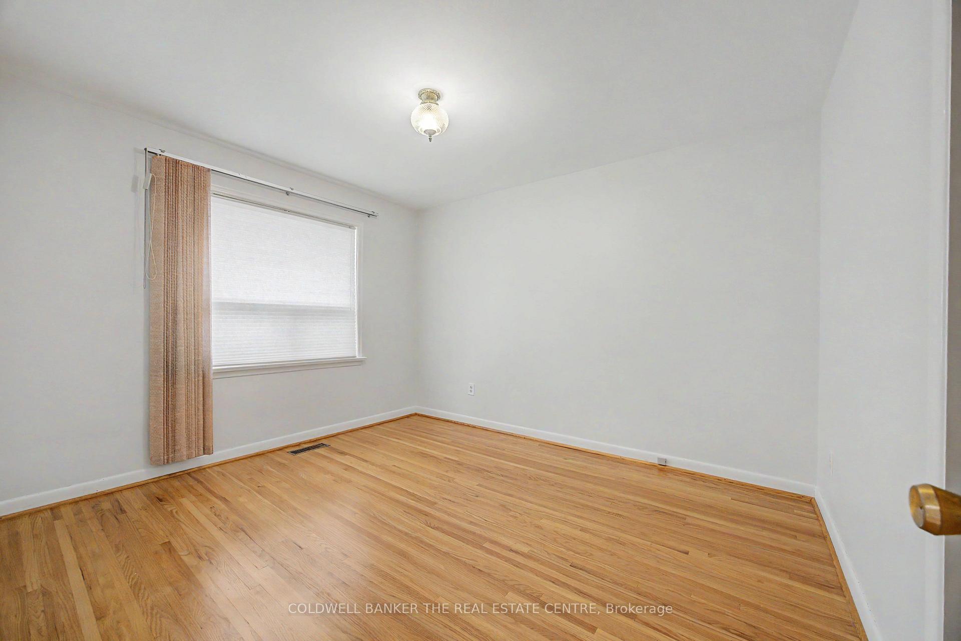 Photo 16 of 33 Danish Crescent, Etobicoke, Eringate-Centennial-West Deane — HOMEH