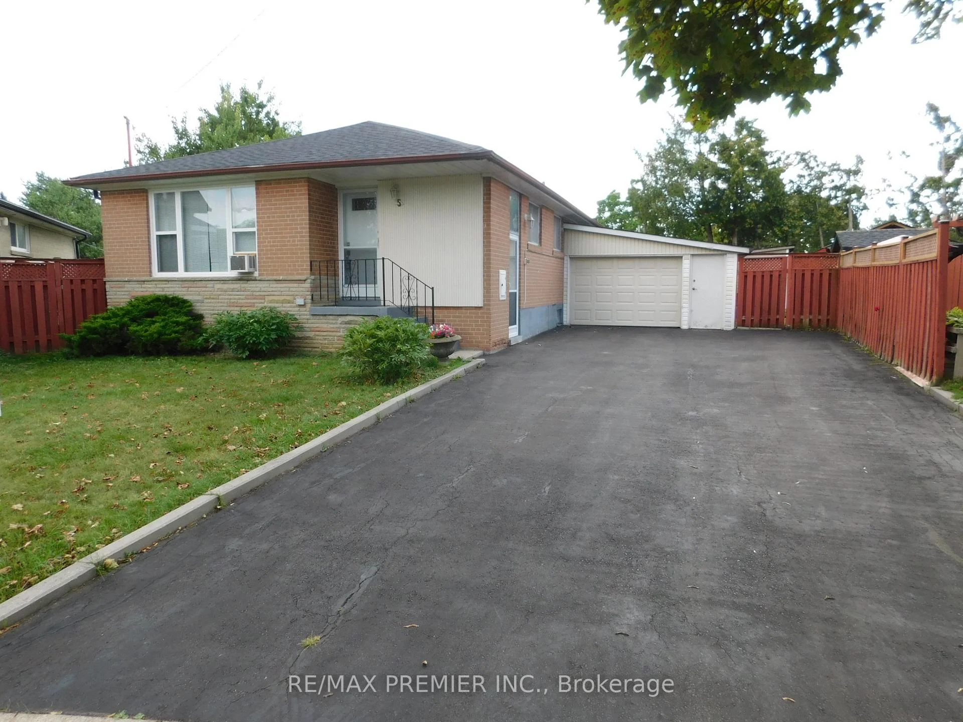 Front of 5 Valois Court