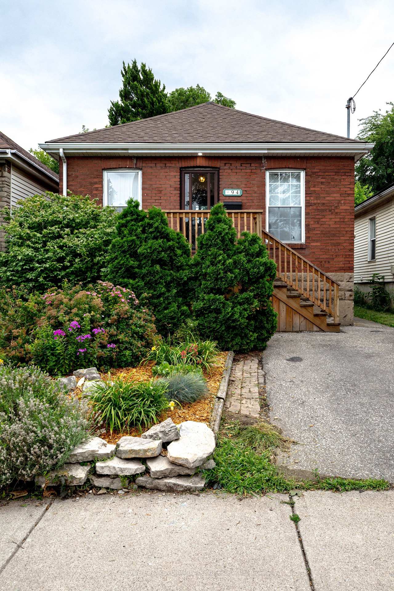 Photo 2 of 94 Edgemont Street N, Hamilton, Crown Point — HOMEH