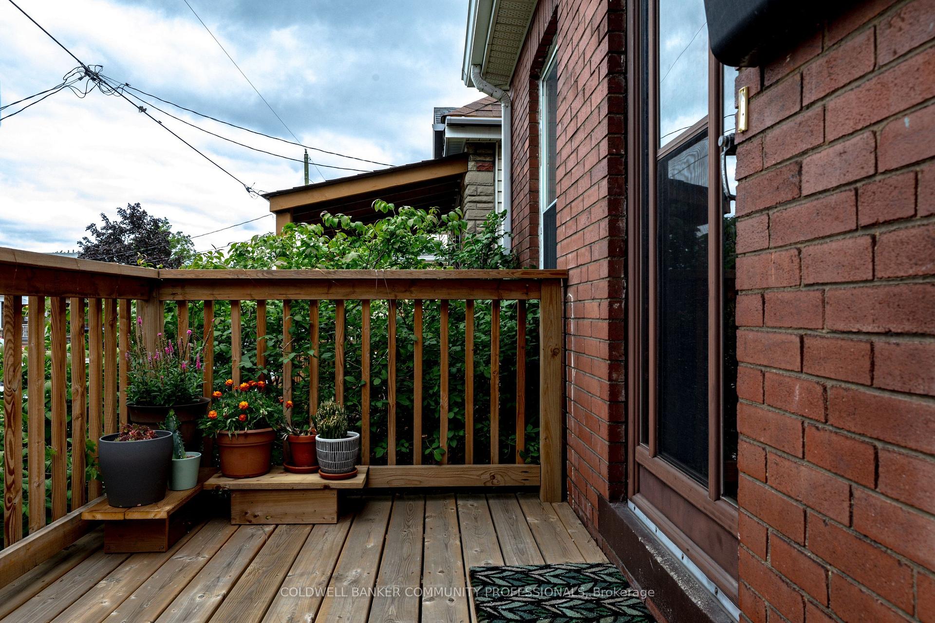 Photo 3 of 94 Edgemont Street N, Hamilton, Crown Point — HOMEH