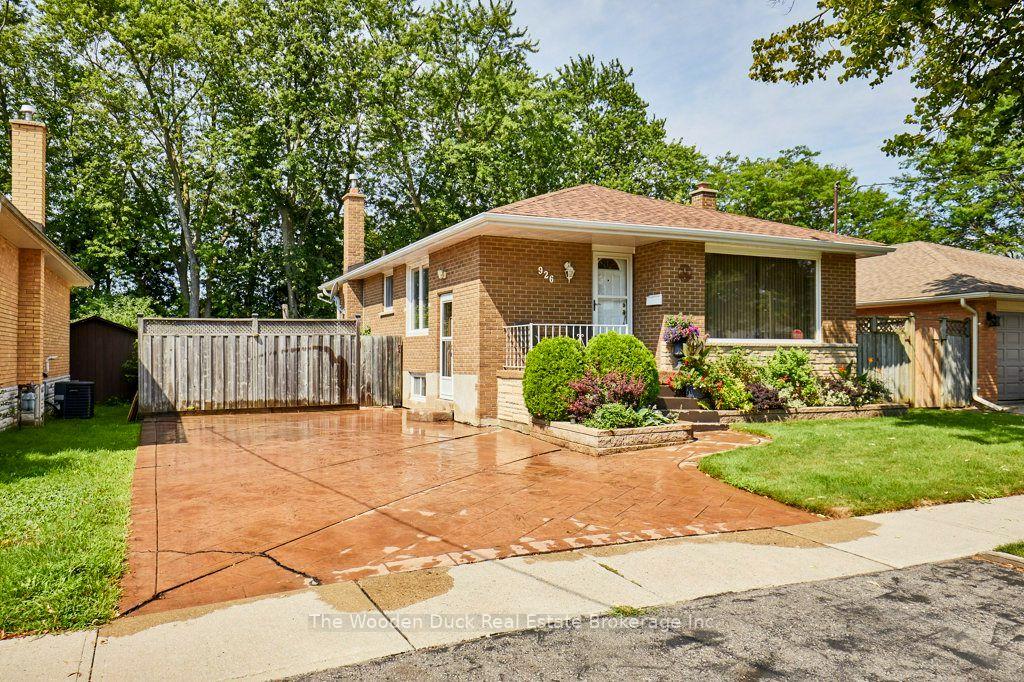 Photo 2 of 926 Walton Boulevard, Whitby, Williamsburg — HOMEH