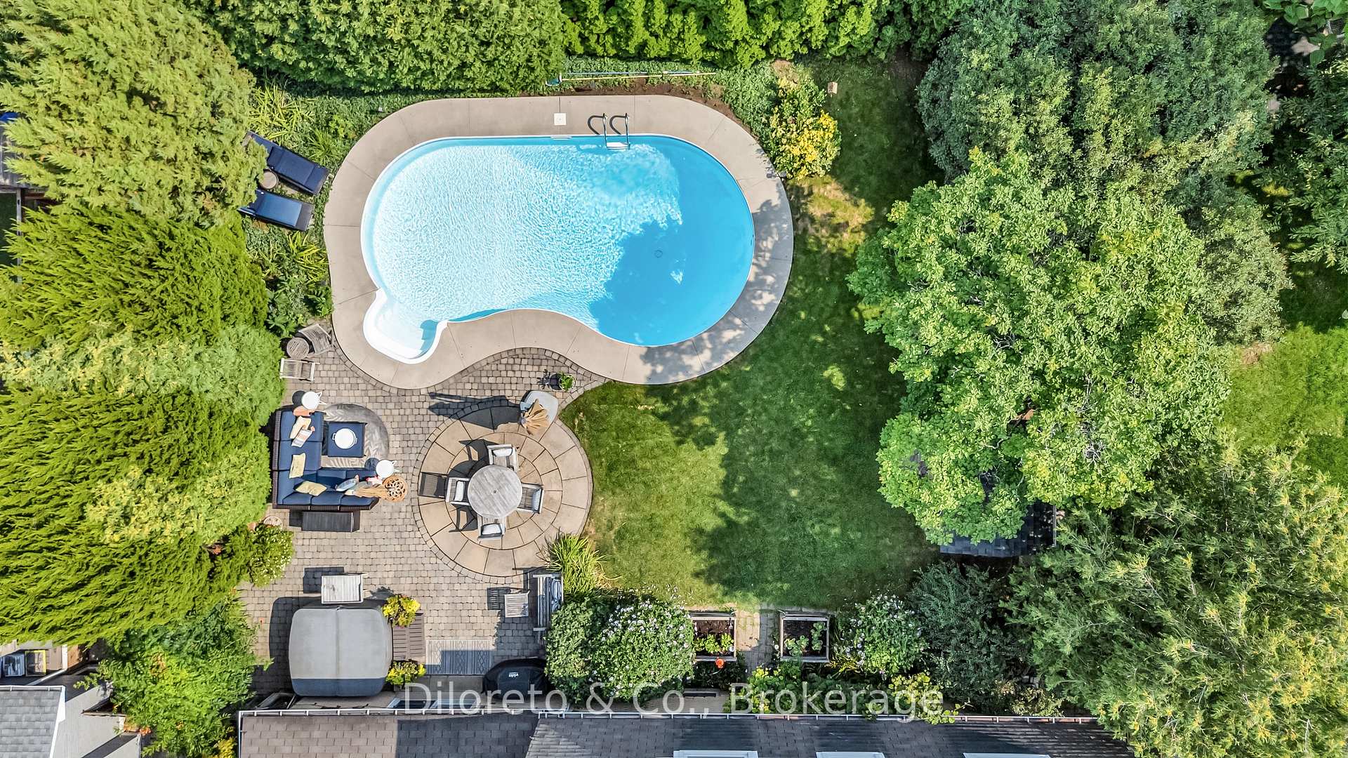 Photo 4 of 1216 Tyandaga Park Drive, Burlington, Tyandaga — HOMEH