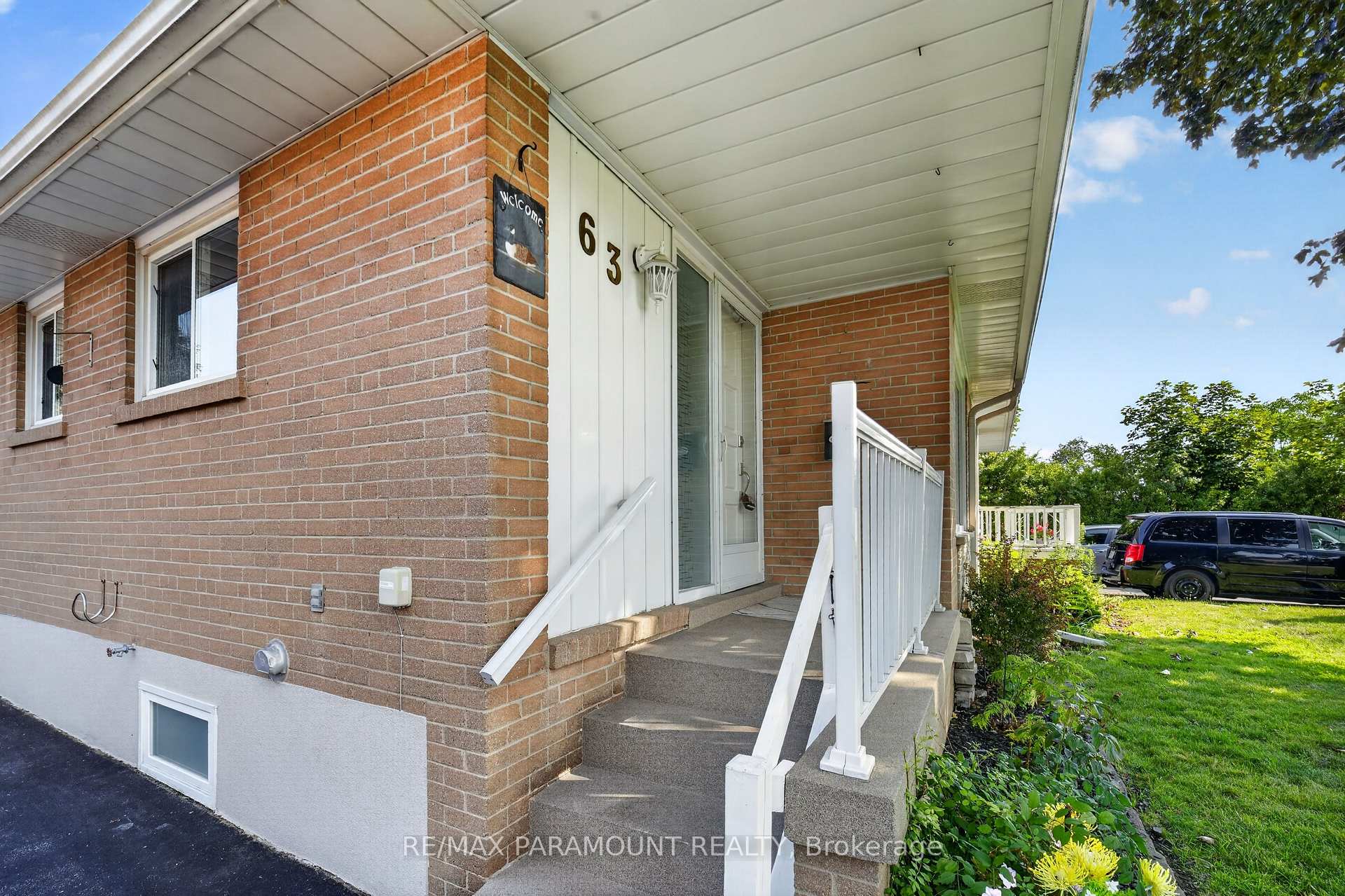 Photo 4 of 63 Argyle Crescent, Brampton, Avondale — HOMEH