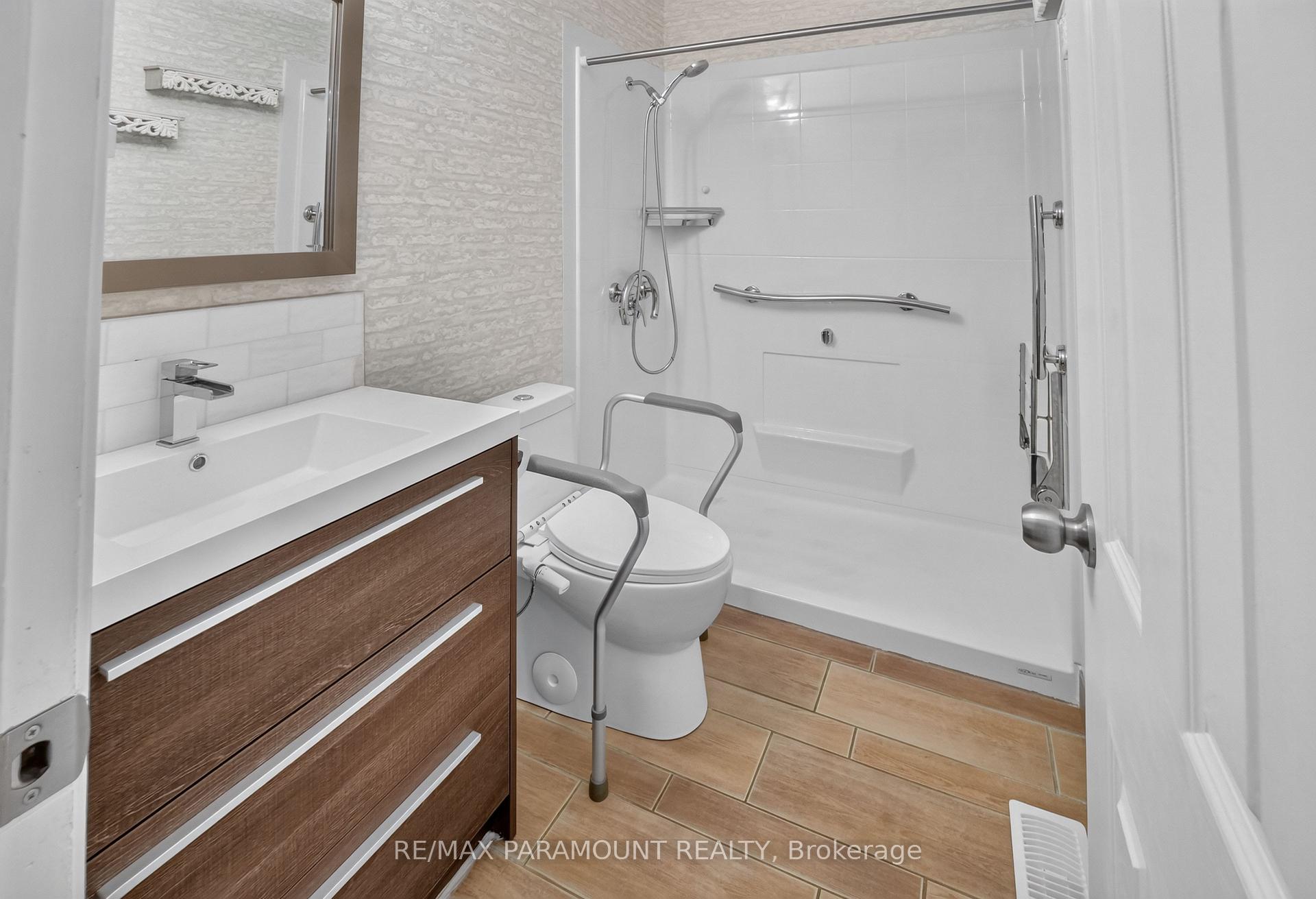 Photo 22 of 63 Argyle Crescent, Brampton, Avondale — HOMEH