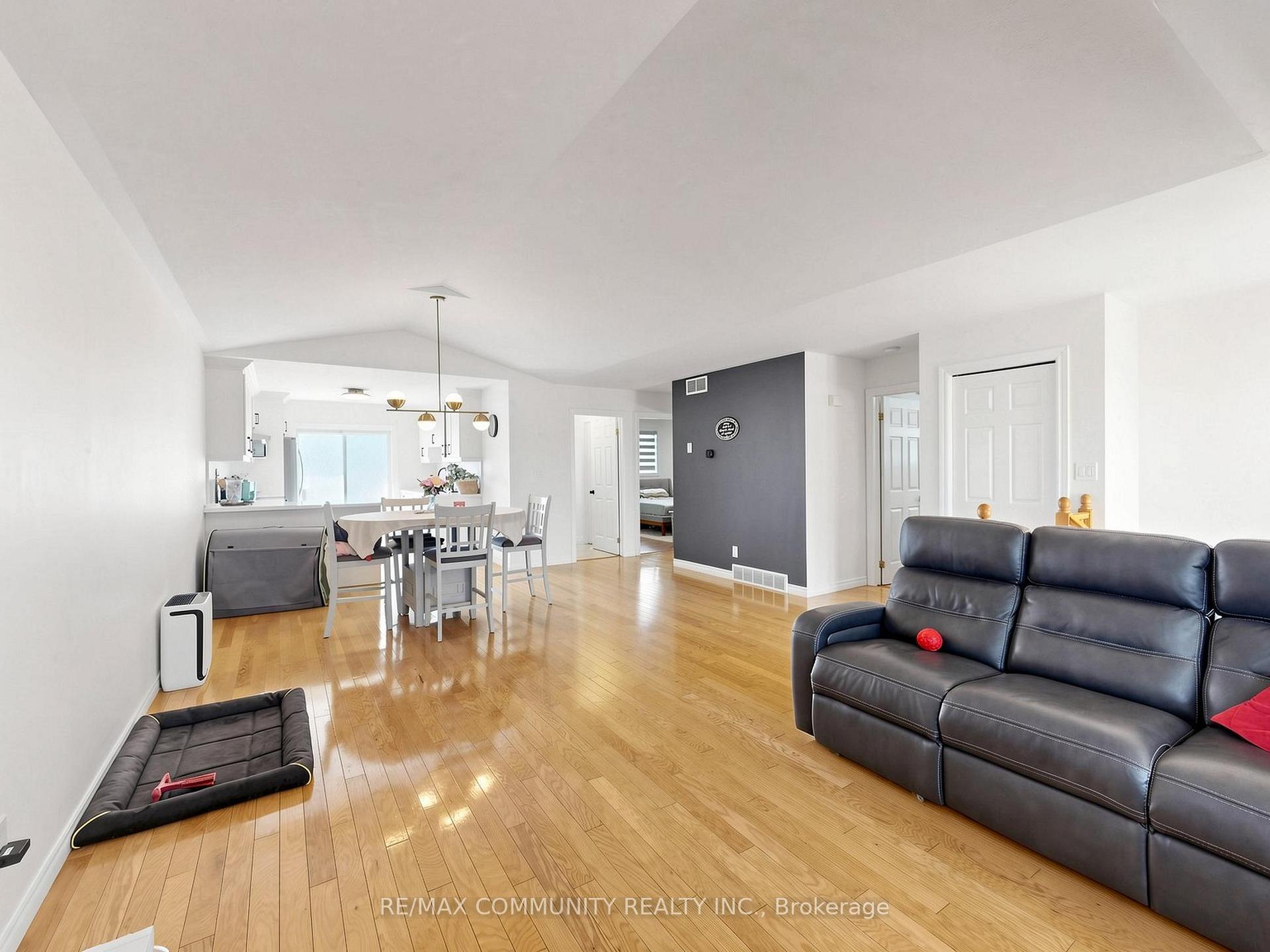 Photo 4 of 20 Landon Avenue, Norfolk, Simcoe — HOMEH
