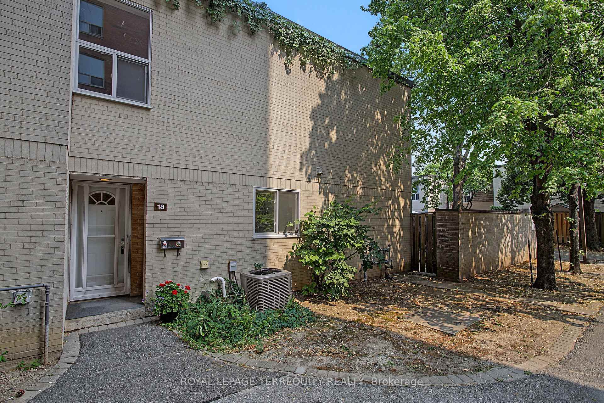 Photo 1 of Unit 18, 11 Four Winds Drive, North York, York University Heights — HOMEH