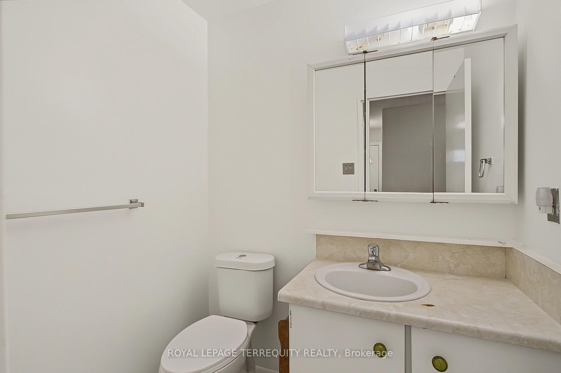 Photo 3 of Unit 18, 11 Four Winds Drive, North York, York University Heights — HOMEH