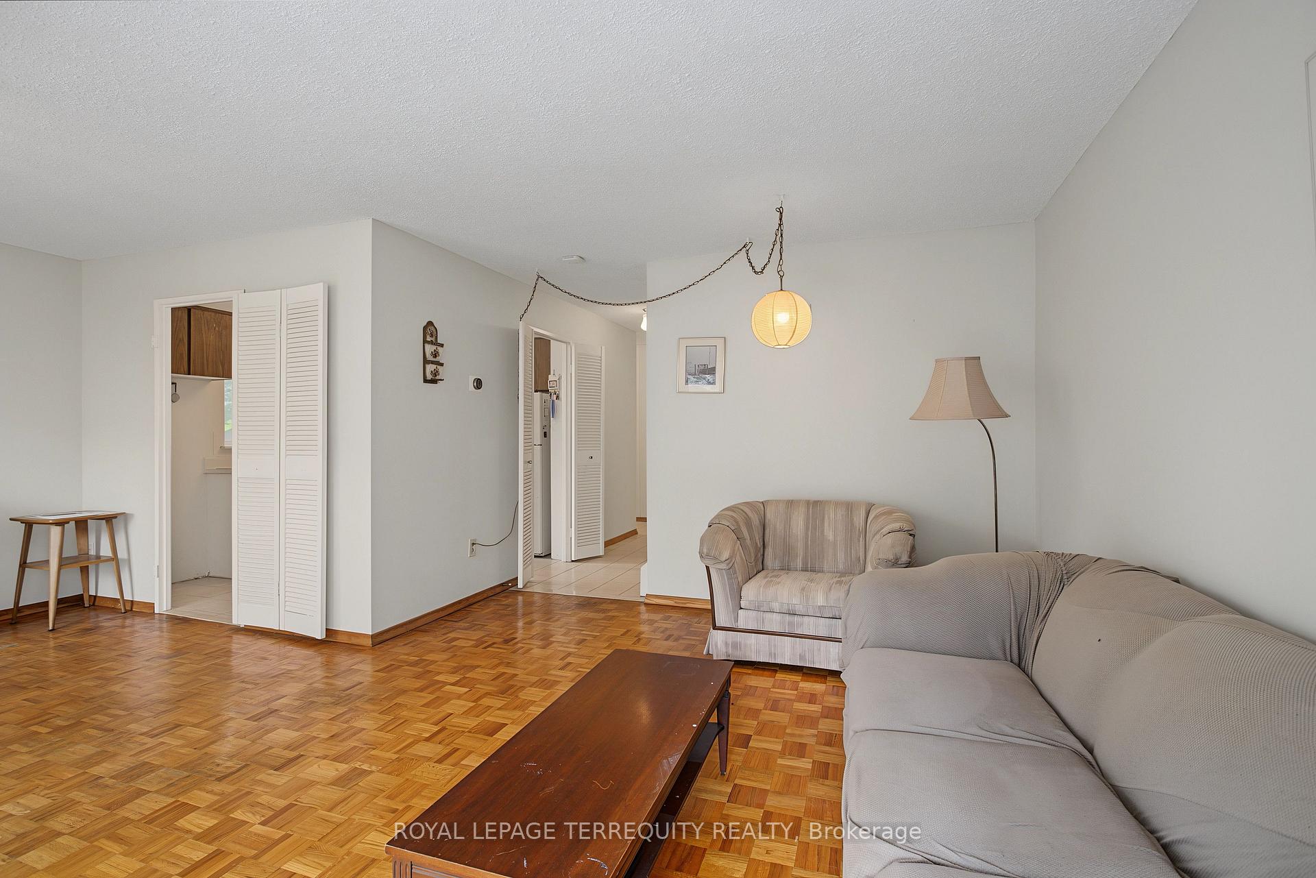 Photo 4 of Unit 18, 11 Four Winds Drive, North York, York University Heights — HOMEH