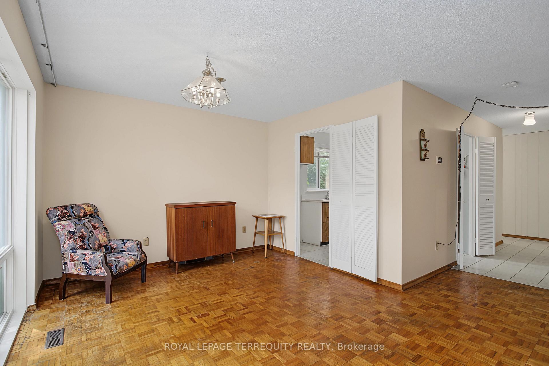 Photo 6 of Unit 18, 11 Four Winds Drive, North York, York University Heights — HOMEH