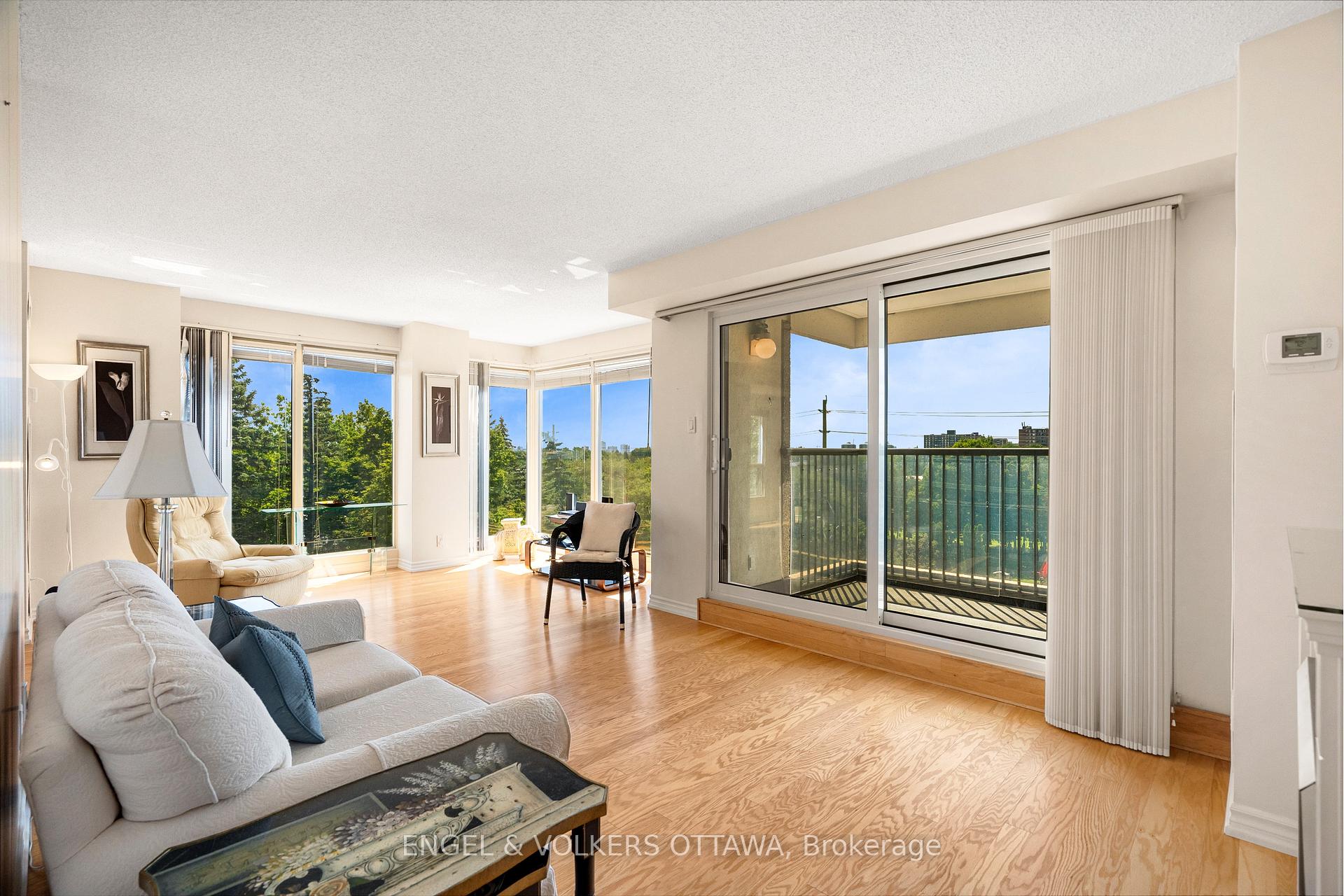 Photo 3 of Unit 205, 545 St Laurent Boulevard, Ottawa, Viscount Alexander Park — HOMEH