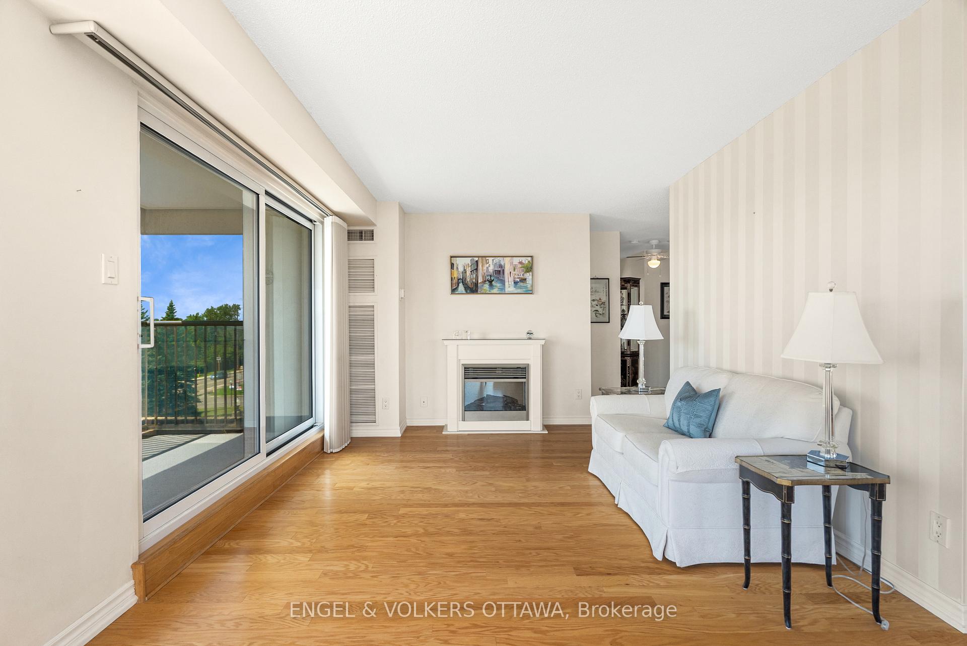 Photo 4 of Unit 205, 545 St Laurent Boulevard, Ottawa, Viscount Alexander Park — HOMEH