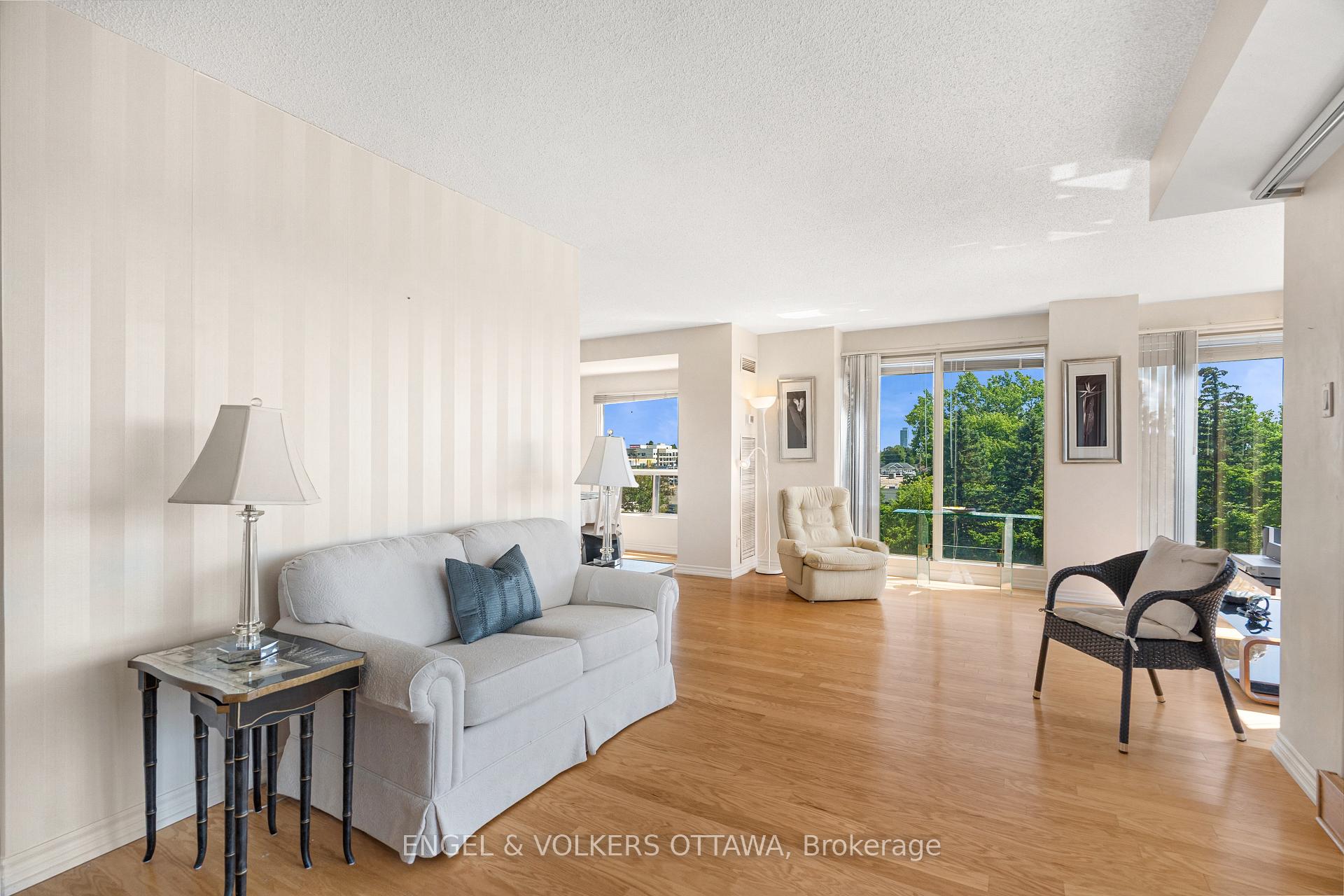 Photo 5 of Unit 205, 545 St Laurent Boulevard, Ottawa, Viscount Alexander Park — HOMEH