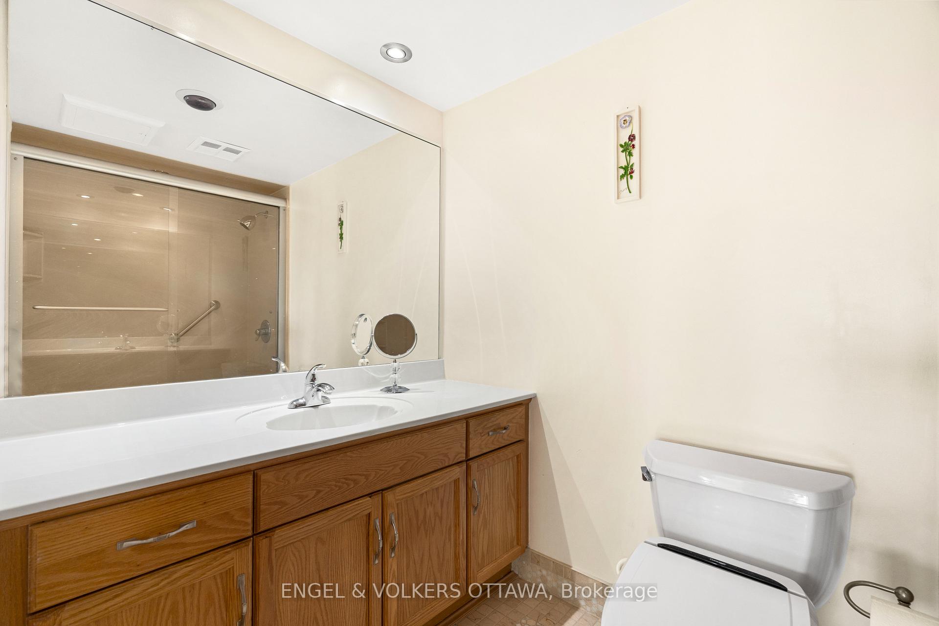 Photo 18 of Unit 205, 545 St Laurent Boulevard, Ottawa, Viscount Alexander Park — HOMEH
