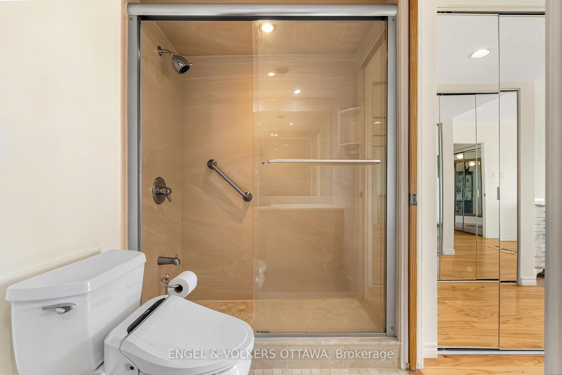 Photo 19 of Unit 205, 545 St Laurent Boulevard, Ottawa, Viscount Alexander Park — HOMEH