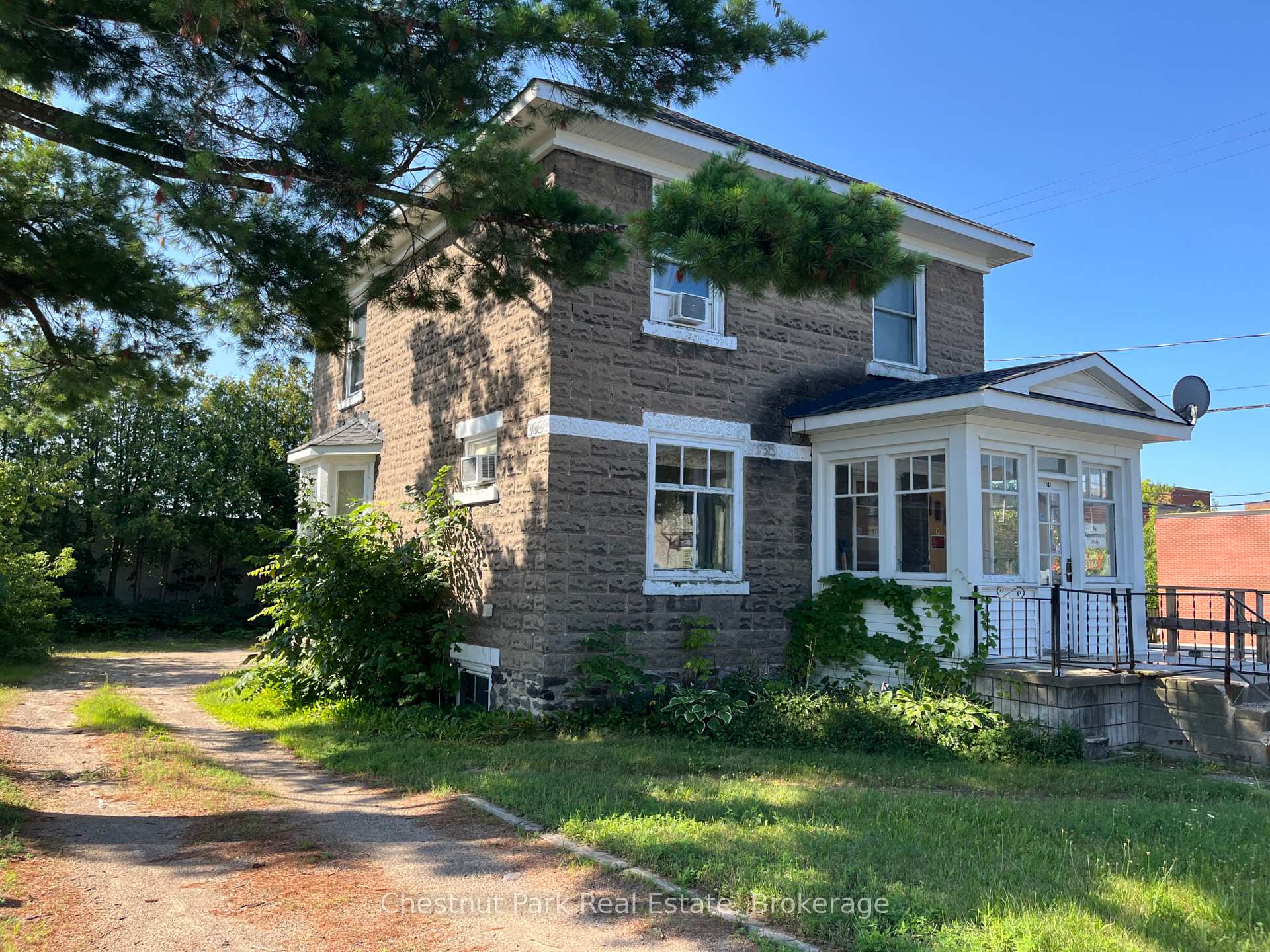 Photo 2 of 151 Royal Street, Gravenhurst, Muskoka (S) — HOMEH