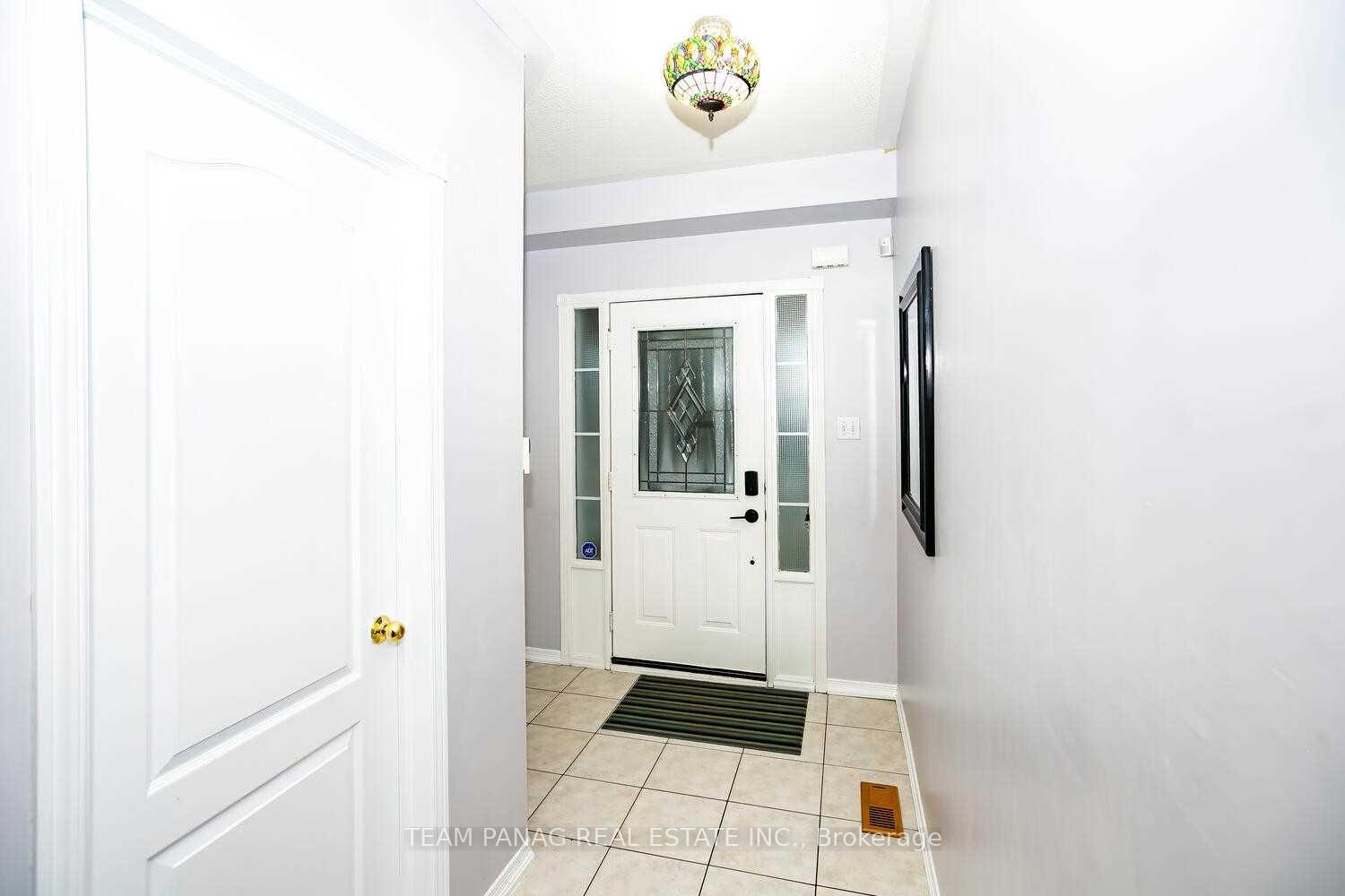 Photo 2 of 4 Queen Anne Drive, Brampton, Fletcher's Meadow — HOMEH