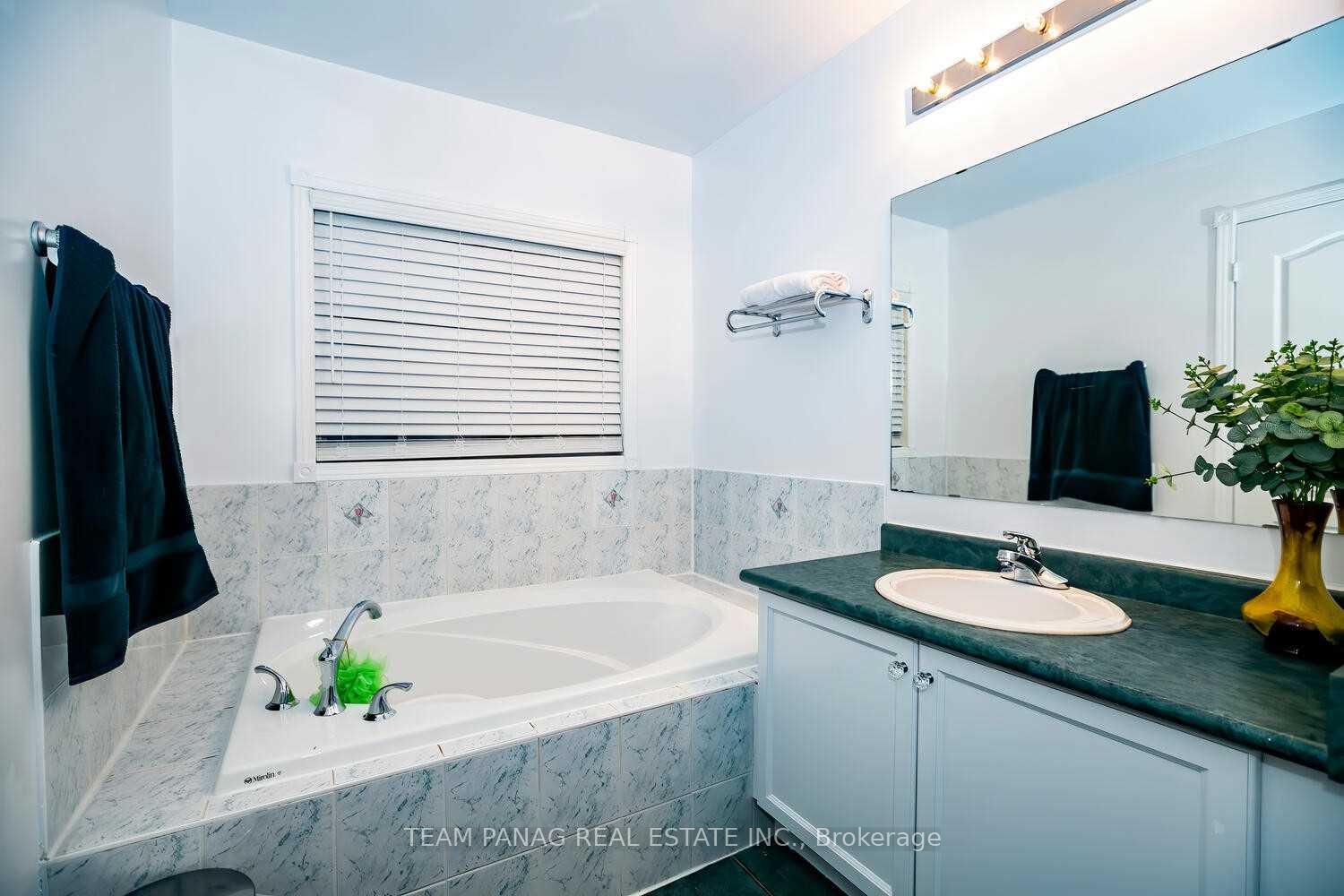 Photo 13 of 4 Queen Anne Drive, Brampton, Fletcher's Meadow — HOMEH