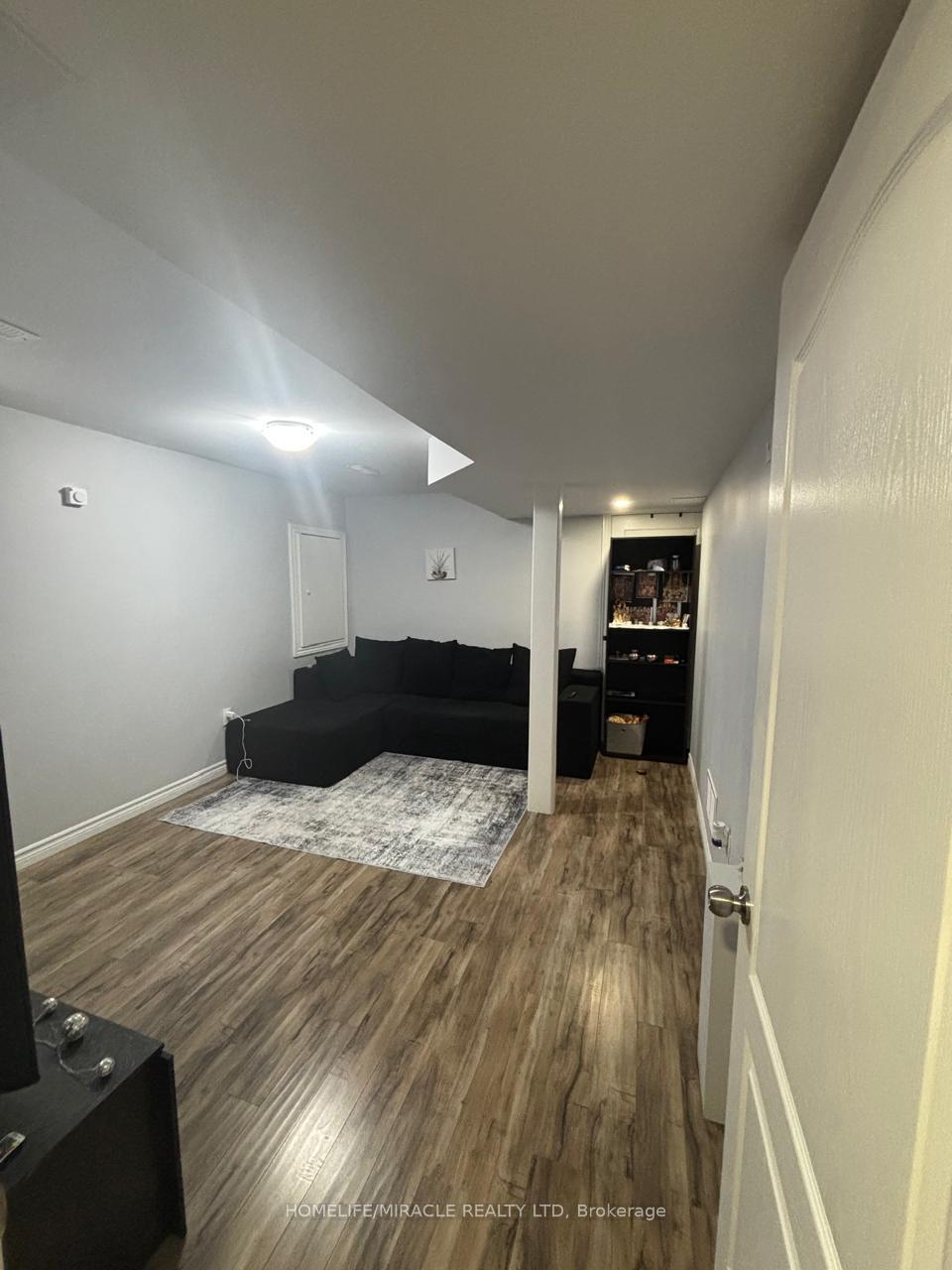 Photo 3 of 16 Truro Circle, Brampton, Brampton North — HOMEH