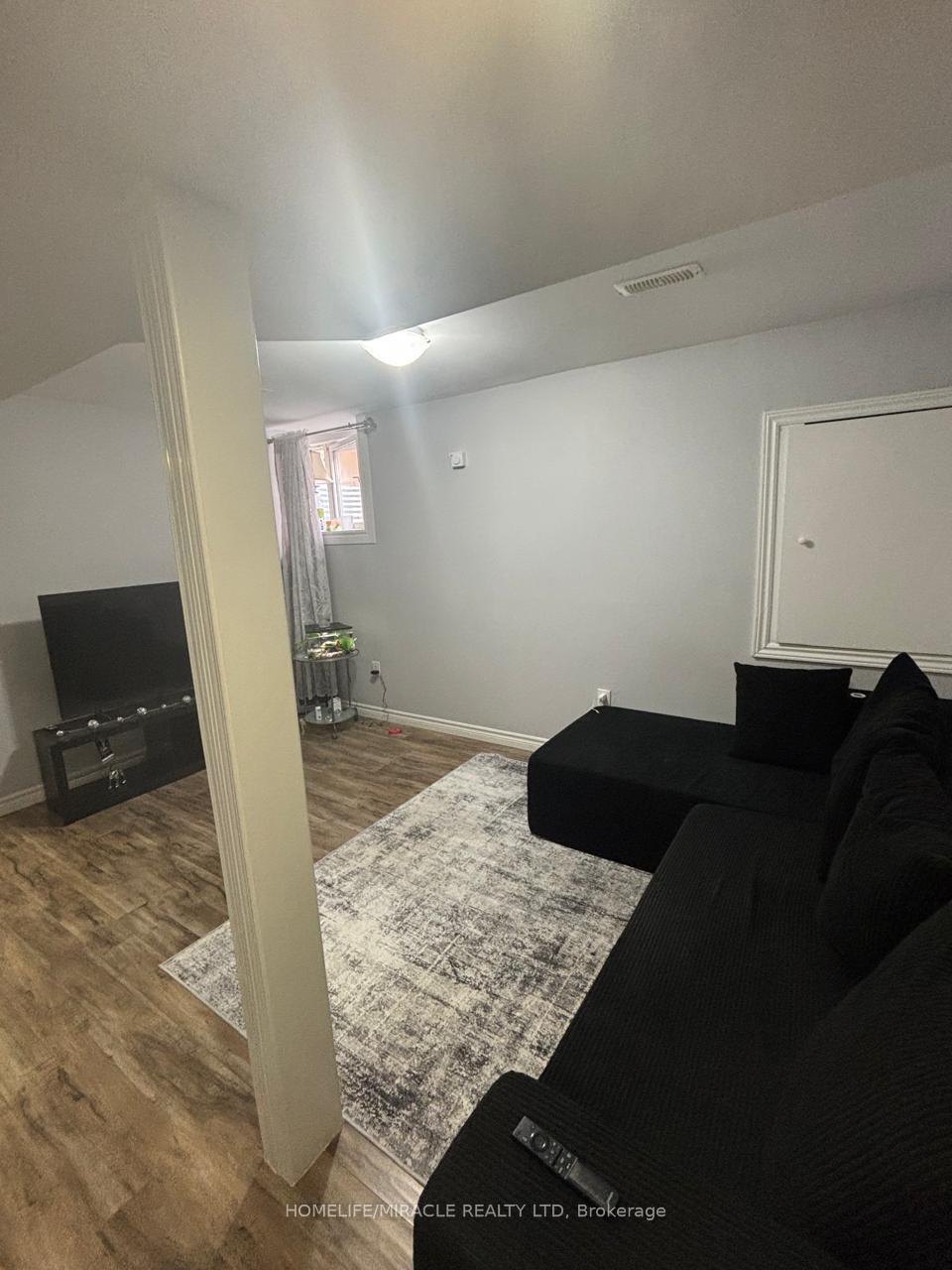 Photo 4 of 16 Truro Circle, Brampton, Brampton North — HOMEH