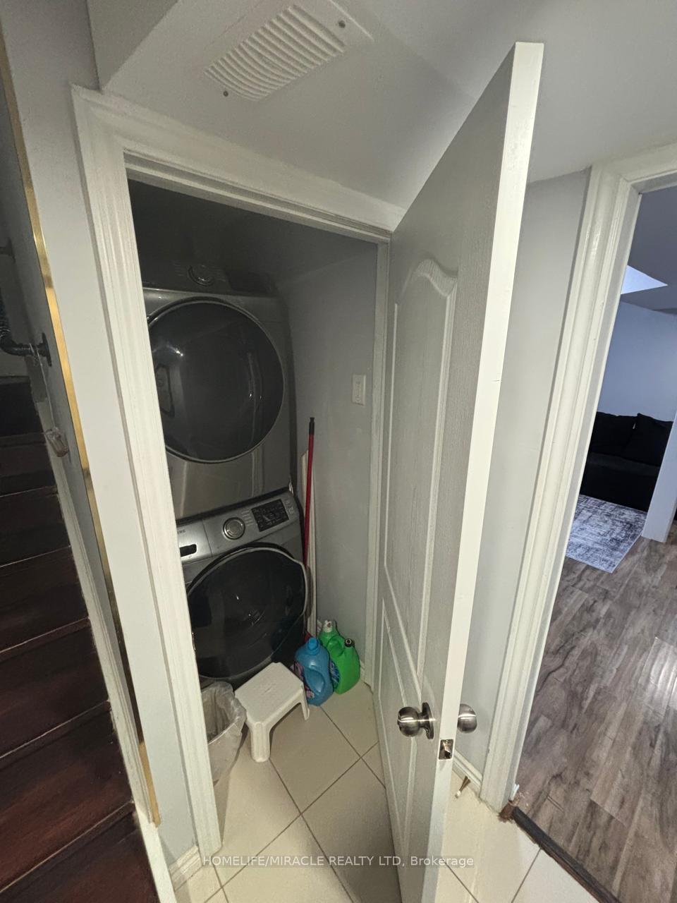 Photo 9 of 16 Truro Circle, Brampton, Brampton North — HOMEH