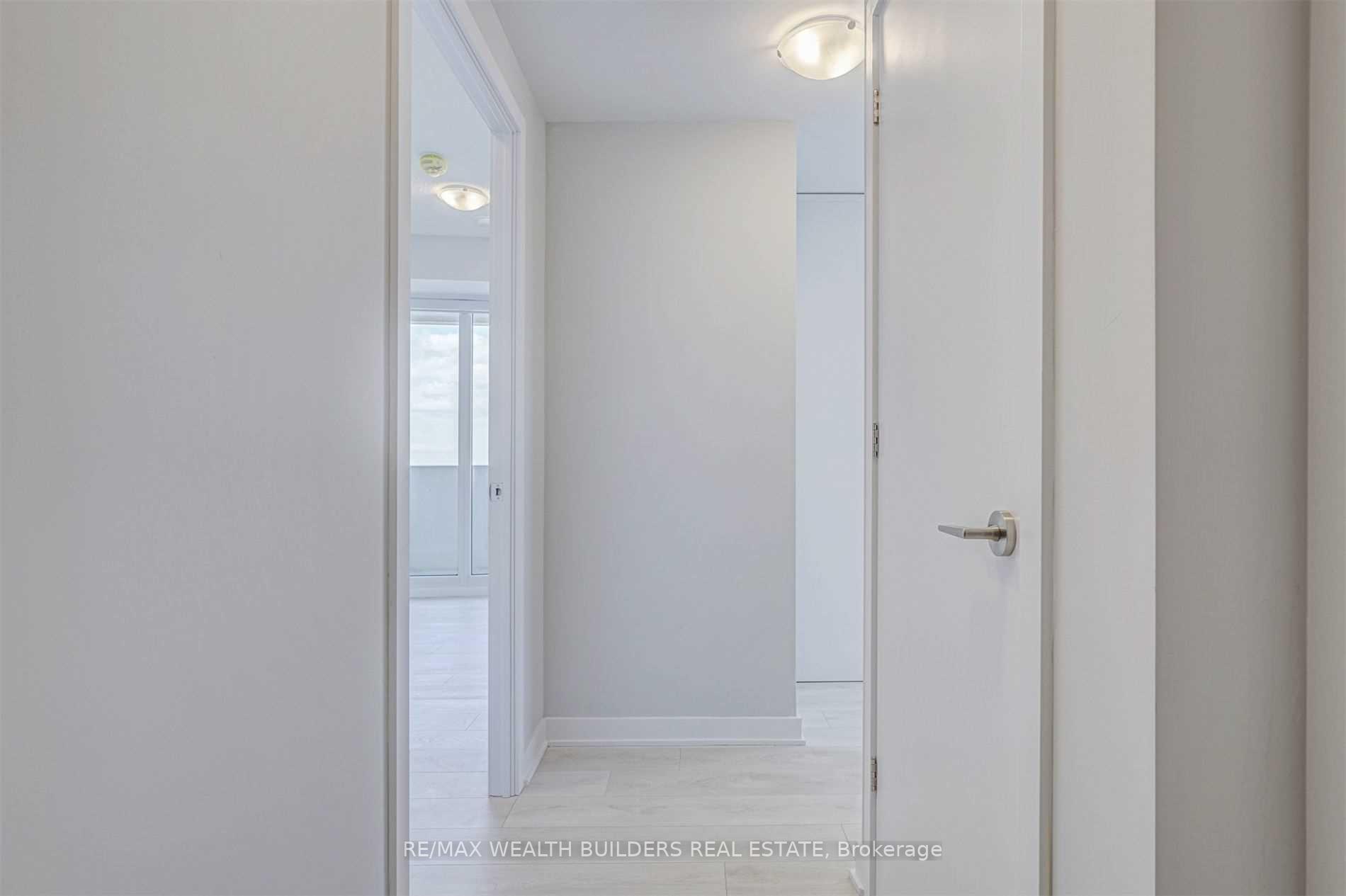 Photo 4 of Unit 5003, 2221 Yonge Street, Toronto, Mount Pleasant West — HOMEH