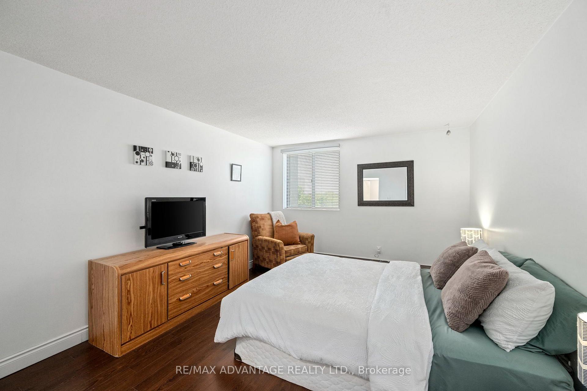 Photo 17 of Unit 708, 570 Proudfoot Lane, London, North M — HOMEH