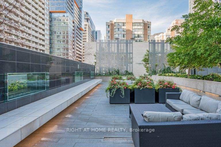 Photo 3 of Unit 4010, 386 Yonge Street, Toronto, Bay Street Corridor — HOMEH